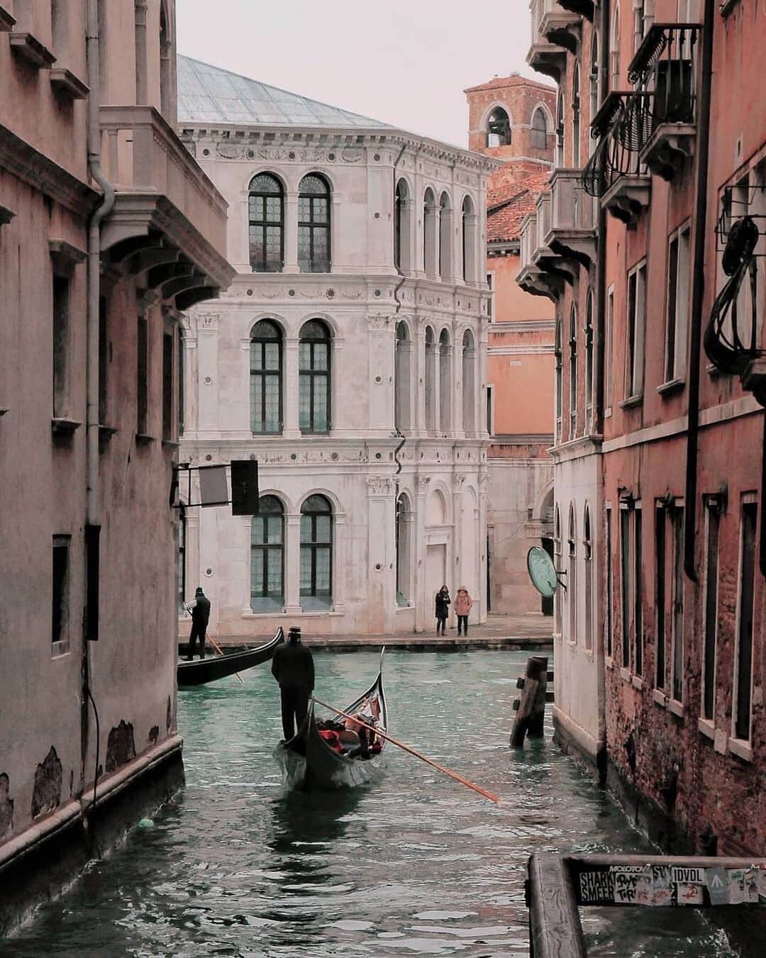 pomeloのインスタグラム：「Pomelo Cover | Featuring Photo from @graziellapompei  #pomeloapp #pomelocam #pomelocamera #castle #river #holiday #trip #journey #photography #italia #italy #italy_vacations #europa #europe #tourist #world #explore #pomelopreset  #sea #skyporn #boat」
