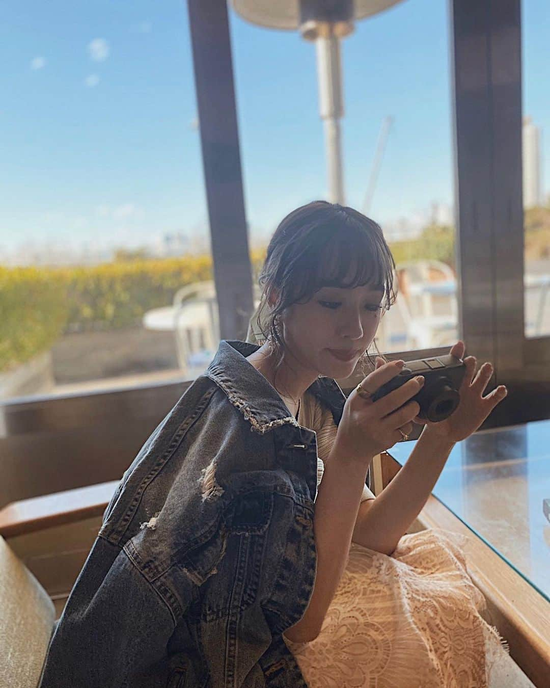 前田希美（まえのん）さんのインスタグラム写真 - (前田希美（まえのん）Instagram)「よくインスタの写真って なにで撮ってますか？って質問を いただくので、 私はRICOHのGRⅢで撮っています。  めちゃくちゃにエモく撮れるので お気に入り。 インスタの写真はほとんどGRⅢです。 あ、この写真は #マネージャー目線 なのでiPhoneです。  3枚目は、 最近撮ったお気に入りの写真です。 (YouTubeいつも撮ってくれる よきさん。) #のんカメラマン #よきさん  #gr3 #griii #RICOH #ricohgr3」2月24日 22時46分 - maeda_nozomi