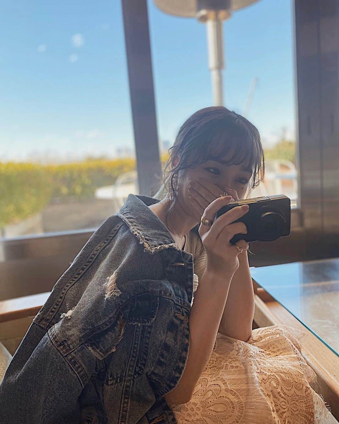 前田希美（まえのん）さんのインスタグラム写真 - (前田希美（まえのん）Instagram)「よくインスタの写真って なにで撮ってますか？って質問を いただくので、 私はRICOHのGRⅢで撮っています。  めちゃくちゃにエモく撮れるので お気に入り。 インスタの写真はほとんどGRⅢです。 あ、この写真は #マネージャー目線 なのでiPhoneです。  3枚目は、 最近撮ったお気に入りの写真です。 (YouTubeいつも撮ってくれる よきさん。) #のんカメラマン #よきさん  #gr3 #griii #RICOH #ricohgr3」2月24日 22時46分 - maeda_nozomi