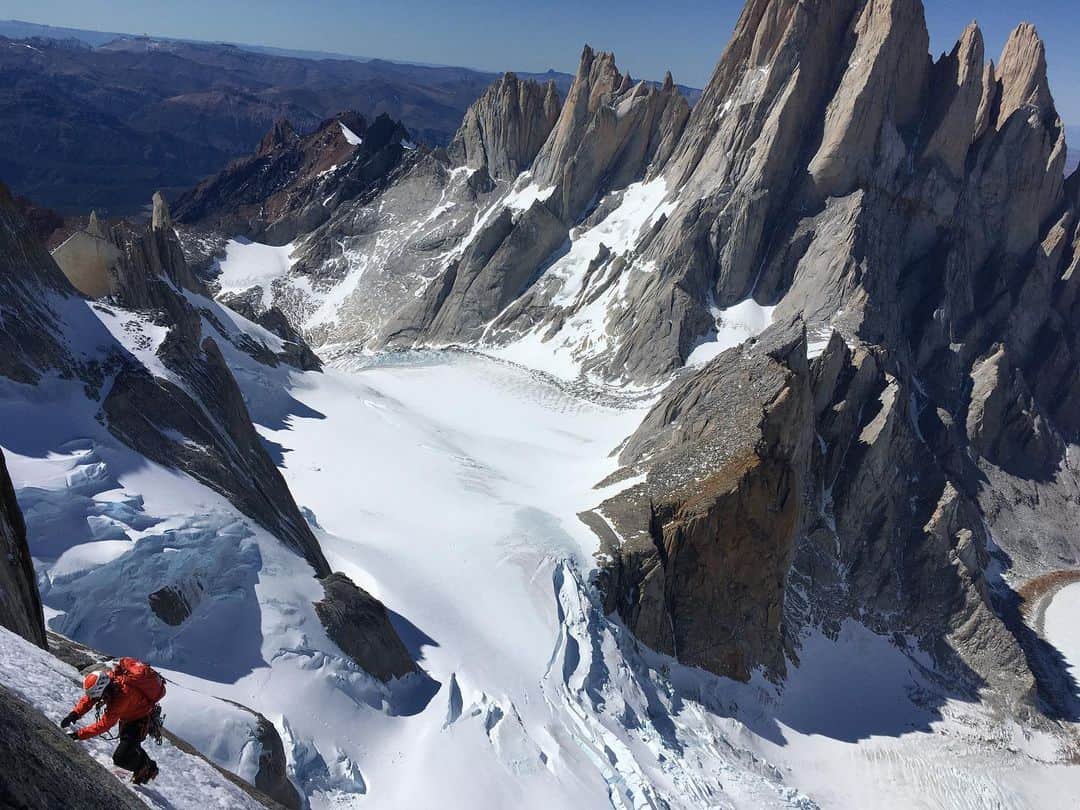 アレックス・オノルドのインスタグラム：「@colinhaley1 and I just got out from a few days in the mountains - he already posted the technical details of what we climbed so I’ll stick to the more subjective experience. We climbed some new peaks that were extremely scenic (look at the Fitz range!!) and I got to practice to some new skills (3 days of climbing in boots and crampons). As I often joke, it was basically an extreme backpacking trip.  Colin did all of the leading, because he’s an alpine boss, though it was mostly traversing terrain which made it a bit engaging for me as well.  First photo is random (scenic!) snow slope climbing. Second photo is leaving our third bivy.」