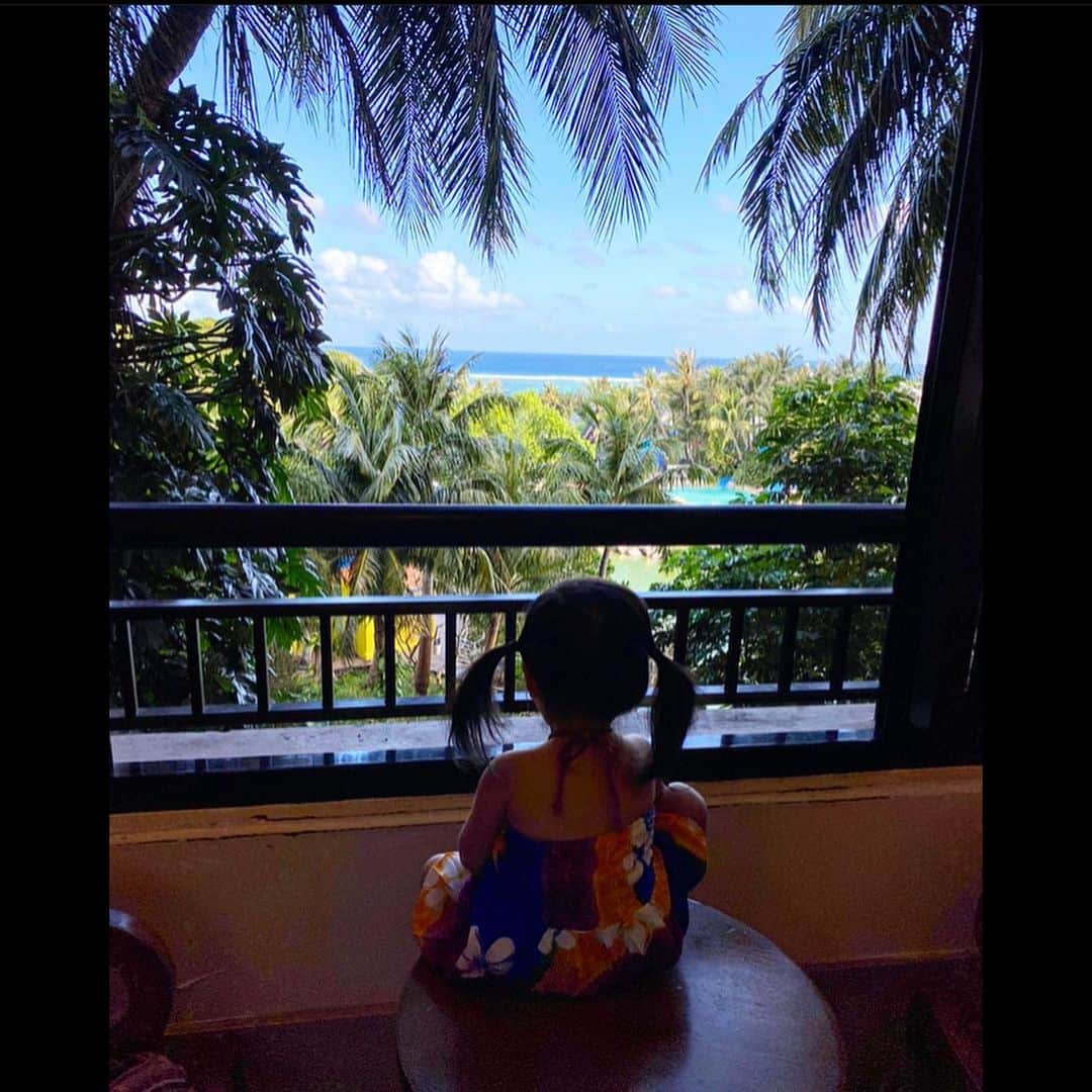 中川真依さんのインスタグラム写真 - (中川真依Instagram)「. 🌺GUAM🏖 急遽決まった家族旅行✈️ 弾丸だったけど楽しかった〜😚💕 午前中は娘の時間💪🏻 とことん遊びに付き合うと決めて毎日海とプールへ🏖 おかげでお昼寝は3、4時間してくれました😆👍そしてその間に買い物へ💋✨ グアム毎日そのルーティンで充分楽しめました🥰 今回のホテルはPIC🏨子連れにはめちゃくちゃオススメです🤩‼️ #guam #picguam #弾丸ツアー #家族旅行」2月24日 22時58分 - maimai.47