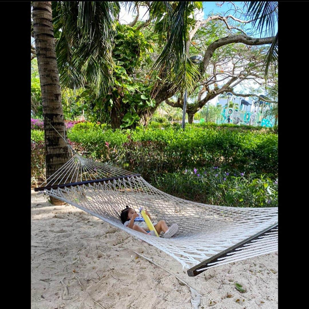 中川真依さんのインスタグラム写真 - (中川真依Instagram)「. 🌺GUAM🏖 急遽決まった家族旅行✈️ 弾丸だったけど楽しかった〜😚💕 午前中は娘の時間💪🏻 とことん遊びに付き合うと決めて毎日海とプールへ🏖 おかげでお昼寝は3、4時間してくれました😆👍そしてその間に買い物へ💋✨ グアム毎日そのルーティンで充分楽しめました🥰 今回のホテルはPIC🏨子連れにはめちゃくちゃオススメです🤩‼️ #guam #picguam #弾丸ツアー #家族旅行」2月24日 22時58分 - maimai.47