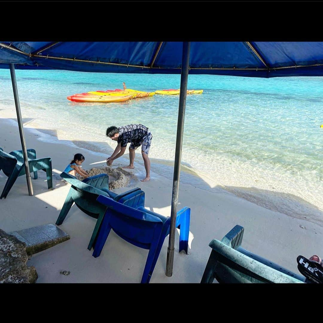 中川真依さんのインスタグラム写真 - (中川真依Instagram)「. 🌺GUAM🏖 急遽決まった家族旅行✈️ 弾丸だったけど楽しかった〜😚💕 午前中は娘の時間💪🏻 とことん遊びに付き合うと決めて毎日海とプールへ🏖 おかげでお昼寝は3、4時間してくれました😆👍そしてその間に買い物へ💋✨ グアム毎日そのルーティンで充分楽しめました🥰 今回のホテルはPIC🏨子連れにはめちゃくちゃオススメです🤩‼️ #guam #picguam #弾丸ツアー #家族旅行」2月24日 22時58分 - maimai.47