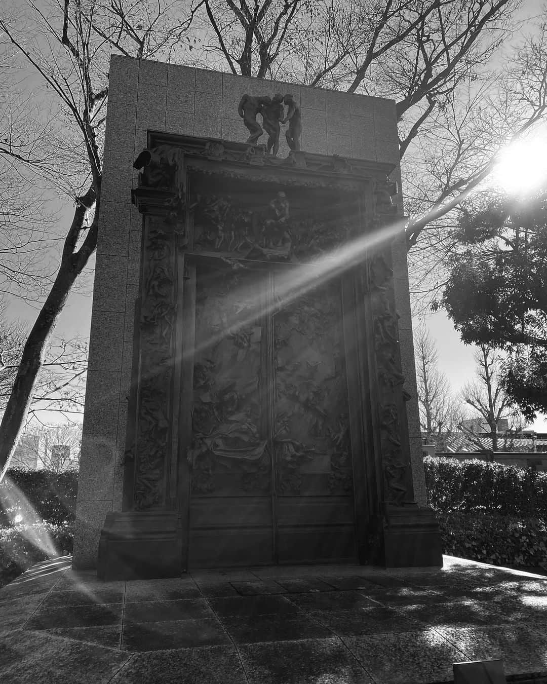 村川翔一のインスタグラム：「真理の扉かと思った。  #上野 #国立西洋美術館  #ロダン #地獄の門 #鋼の錬金術師 #ハガレン  #真理の扉」