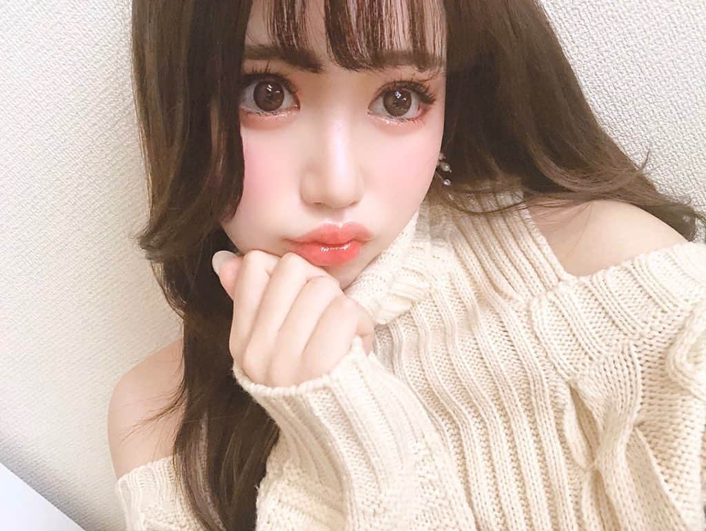 白田まい（白玉ろぷ）のインスタグラム：「肩出し白ニット🧸💓」