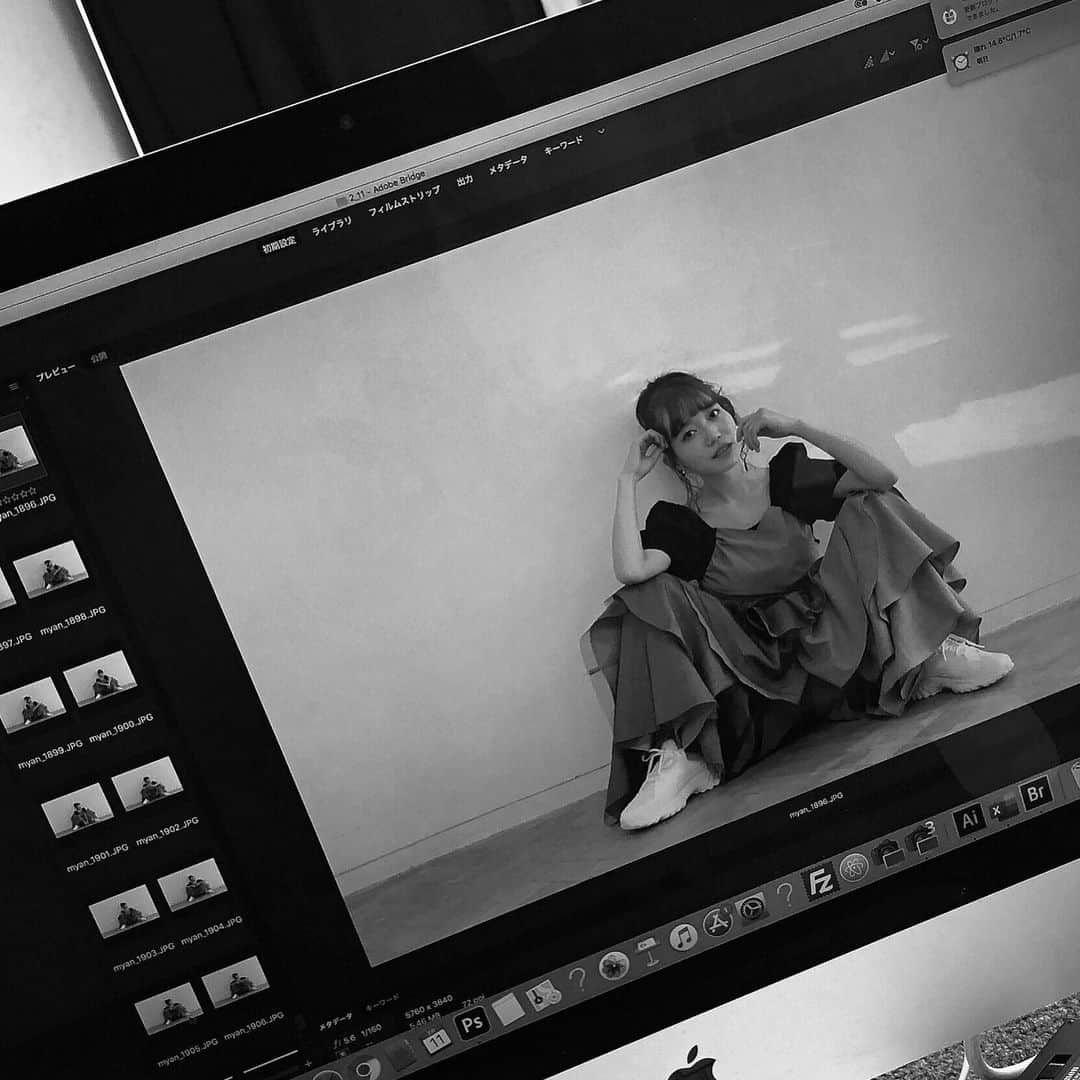 辻詩音のインスタグラム：「ものを作ってると「もうこれ一生終わらないんじゃないか」って思う瞬間がくる。 そのおばけって大体、7割くらい出来たときに登場するんだけど👻 いや、終わらなかったことなんかない、毎回やり遂げてるじゃん！って自分を鼓舞するけど、いや、今度こそ終わらないかも、5年後も同じ作業してて永遠に外に出られないかもって、妄想スイッチが入って白目むく⌛️ この方向の妄想って、毎度慣れないんだよね〜  そのたび「よ！永遠のフレッシュ新人、辻詩音👼」ってよくわかんない言葉で、なぜか立ち上がる。  #フレッシュ新人 #辻詩音 #singersongwriter #おばけは怖くない」
