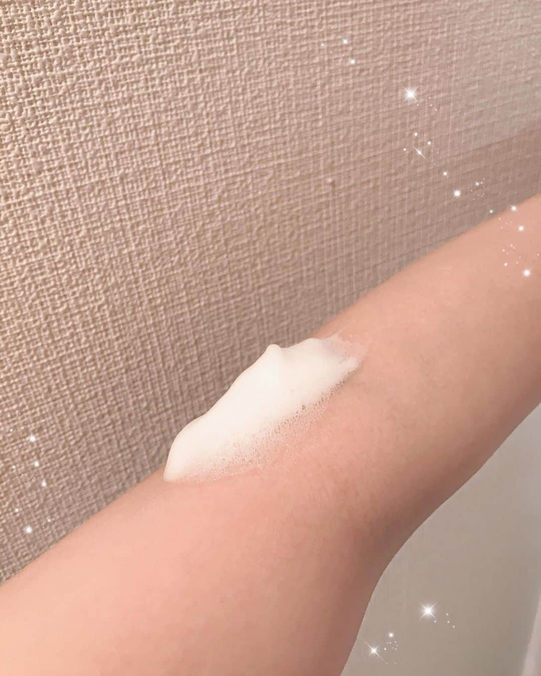 計良日向子（ひなひ）さんのインスタグラム写真 - (計良日向子（ひなひ）Instagram)「. . @lclovecosmetic_japan の ジャムウハーバルソープは泡立てて 3分気になる場所に泡パックしてから 洗い流すと、 気になる古い角質汚れによる、 黒ずみの元をケアしてくれるよ✨ . 私は膝とか肘に使ったんだけど きれいになってびっくり☺️ . . . 気になる方はハイライトから チェックしてみてね☺️ . . . #ラブコスメ　#ジャムウ　#ジャムウハーバルソープ　#sponsored #gu #ルームウェア #ルームウェア女子」2月24日 23時05分 - kerahinako1105
