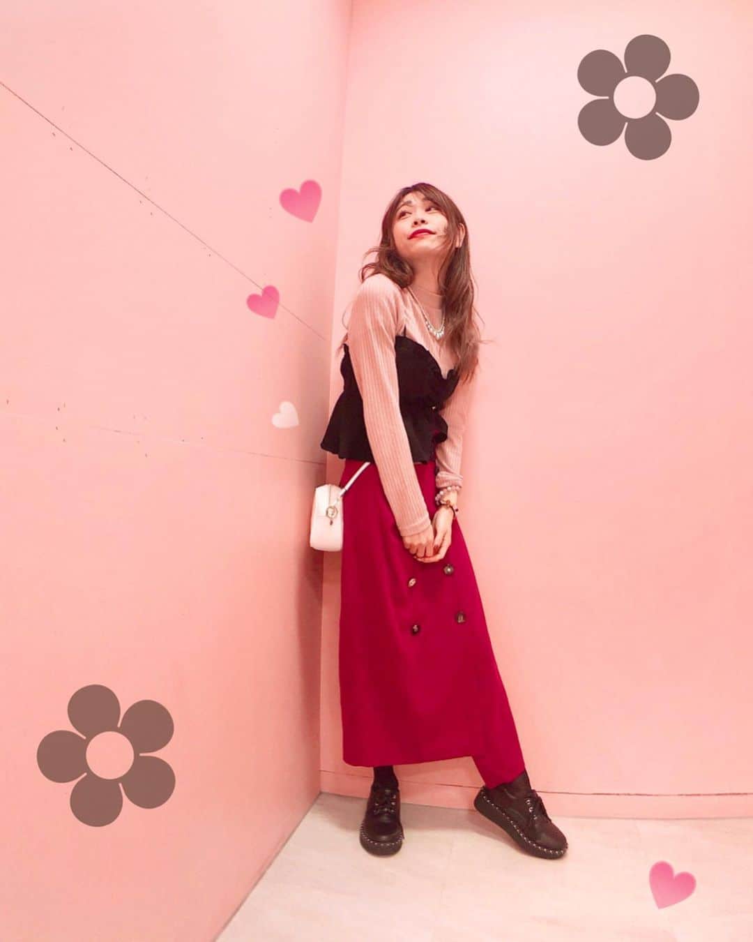 高橋里彩子さんのインスタグラム写真 - (高橋里彩子Instagram)「ちょっと春っぽさをイメージしたコーデ❤️﻿ ﻿ キャミ系あわせると、﻿ お腹周り気にならなくなるよ😍🌸﻿ ﻿ 紫のスカートが可愛いのー！♥️﻿ ﻿ ﻿ めちゃくちゃお気に入りっ！﻿ 春っぽくて良くない😍💞？﻿ ﻿ ﻿ なんだか桜咲いてるところがちらほら😳🌸﻿ ﻿ 花見したいなぁ♥️♥️♥️﻿ ﻿ ﻿ ﻿ ﻿ ﻿ ﻿ ⸜❤︎⸝〜𝚌𝚘𝚍𝚎〜⸜❤︎⸝﻿ ﻿ ﻿ ❥トップス﻿ ﻿ @agbyaquagirl﻿ #agbyaquagirl﻿ ﻿ ❥キャミ﻿ ﻿ @snidel﻿ #snidel﻿ ﻿ ❥スカート﻿ ﻿ @REDYAZEL﻿ #REDYAZEL﻿ ﻿ ﻿ ﻿ 👟﻿ ﻿ #コーデ  #ファッション #fashion #コーディネート #outfit #プチプラ #プチプラコーデ #今日の服 #今日のコーデ #韓国ファッション #カジュアル #fashionista #カジュアルコーデ　#スニーカー #ピンクコーデ #春コーデ #ピンク好き #ガーリー系 #ガーリーコーデ #レディアゼル #スナイデル #﻿ #大人女子 #大人カジュアル  #靴コーデ #足元コーデ」2月24日 23時06分 - konkonwanwan