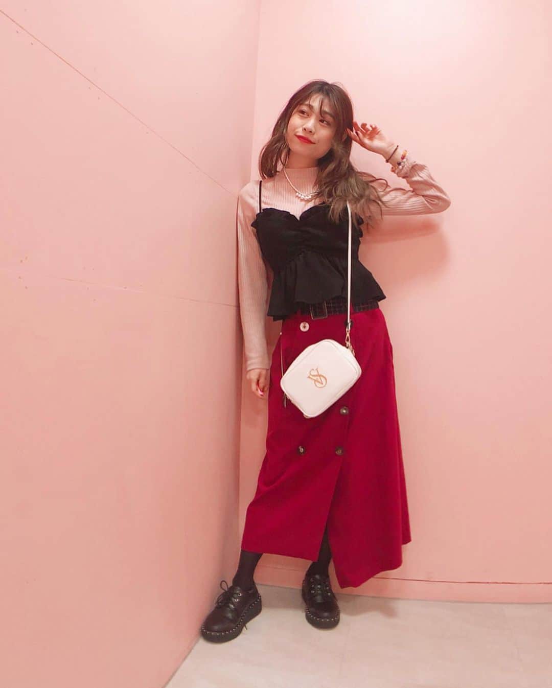 高橋里彩子さんのインスタグラム写真 - (高橋里彩子Instagram)「ちょっと春っぽさをイメージしたコーデ❤️﻿ ﻿ キャミ系あわせると、﻿ お腹周り気にならなくなるよ😍🌸﻿ ﻿ 紫のスカートが可愛いのー！♥️﻿ ﻿ ﻿ めちゃくちゃお気に入りっ！﻿ 春っぽくて良くない😍💞？﻿ ﻿ ﻿ なんだか桜咲いてるところがちらほら😳🌸﻿ ﻿ 花見したいなぁ♥️♥️♥️﻿ ﻿ ﻿ ﻿ ﻿ ﻿ ﻿ ⸜❤︎⸝〜𝚌𝚘𝚍𝚎〜⸜❤︎⸝﻿ ﻿ ﻿ ❥トップス﻿ ﻿ @agbyaquagirl﻿ #agbyaquagirl﻿ ﻿ ❥キャミ﻿ ﻿ @snidel﻿ #snidel﻿ ﻿ ❥スカート﻿ ﻿ @REDYAZEL﻿ #REDYAZEL﻿ ﻿ ﻿ ﻿ 👟﻿ ﻿ #コーデ  #ファッション #fashion #コーディネート #outfit #プチプラ #プチプラコーデ #今日の服 #今日のコーデ #韓国ファッション #カジュアル #fashionista #カジュアルコーデ　#スニーカー #ピンクコーデ #春コーデ #ピンク好き #ガーリー系 #ガーリーコーデ #レディアゼル #スナイデル #﻿ #大人女子 #大人カジュアル  #靴コーデ #足元コーデ」2月24日 23時06分 - konkonwanwan