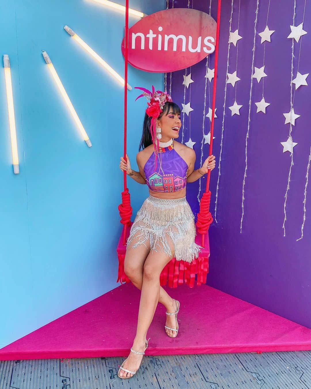 Gabriela Salesのインスタグラム：「Eu que lute pra me equilibrar nesse balanço kkkk. Lacrinhas, fui convidada novamente pela Intimus para Carnavalizar Sem Estigmas, no Camarote Olinda. Quem me acompanhou nos stories? Vamos todas curtir a folia da forma que quisermos e bem entendermos! Chega de falar que mulher não pode usar roupa curta ou decote ou blá blá blá. Podemos ser, ter e fazer o que quisermos e sermos respeitadas por isso!!! *publi @Intimusoficial #Carnavalize #MenstruadaOuNão」