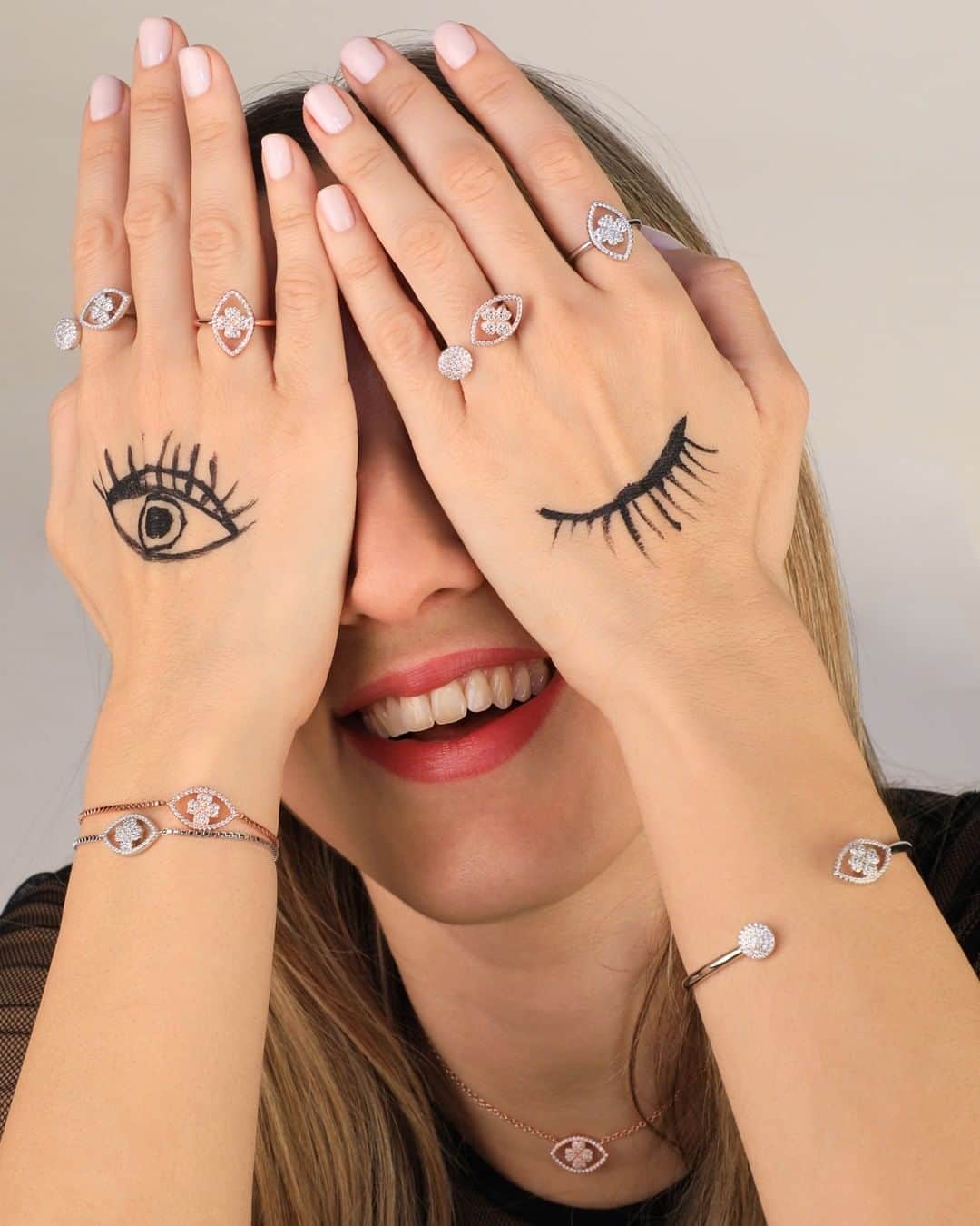 のインスタグラム：「Looking forward to a new brilliant week! Discover our unique Heart4Heart Mati jewellery collection in-store and online.  #follifollie #jewellery #jewelleryoftheday #jewelleryofinstagram #heart4heart #heart4heartmati #mood #mondaymood」