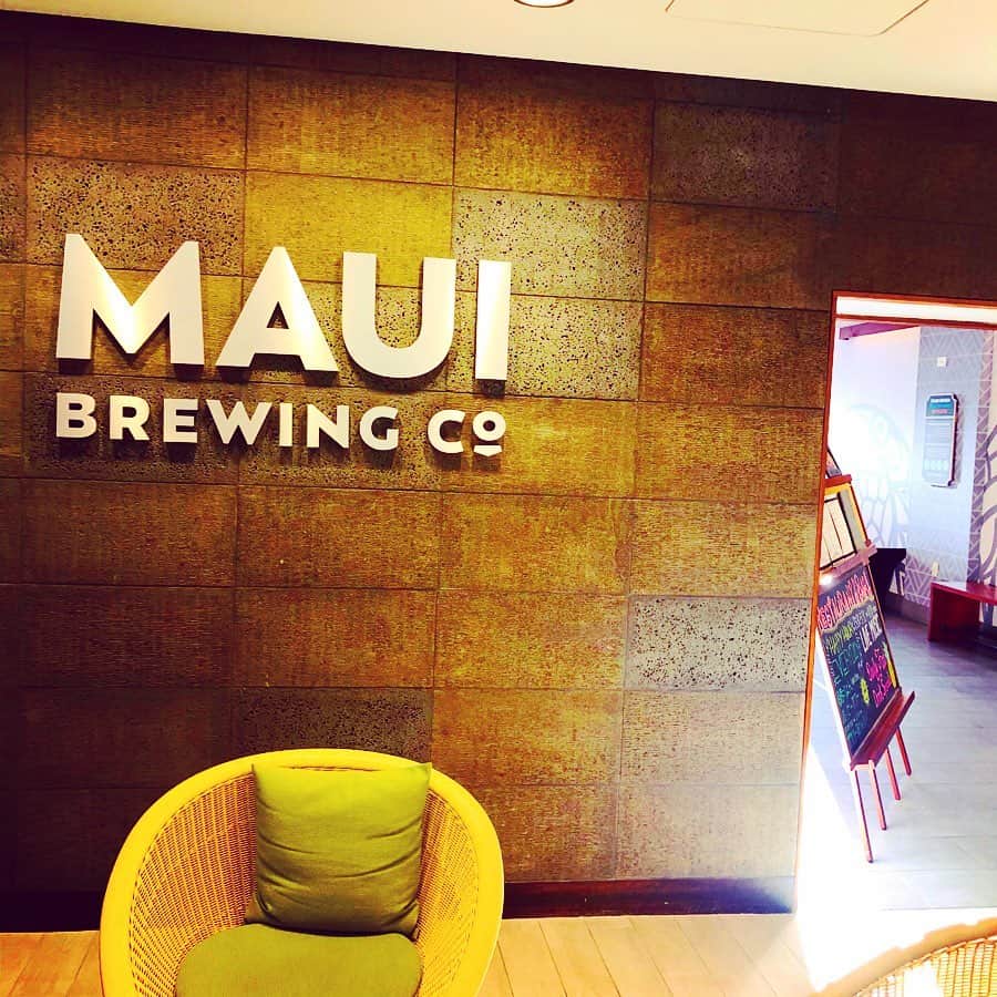 大山恵理乃さんのインスタグラム写真 - (大山恵理乃Instagram)「#ハワイ #オアフ島﻿ #マウイブリューイングカンパニー﻿ ﻿ ﻿ マウイブリューイングは、﻿ マウイ島で創業されたクラフトビールブランド。﻿ ﻿ ﻿ ここは、﻿ その 地ビール醸造所経営ビアレストラン。﻿ ﻿ ﻿ 「BEER FRIGHTS（ビアフライツ）」﻿ ﻿ という、﻿ 4種類を4ozの小ぶりなサイズで﻿ クラフトビール飲み比べできる。﻿ ﻿ ﻿ ﻿ お酒飲まれへん私でも飲みやすい﻿ フレーバービールや、﻿ なんせこのハワイの雰囲気なら﻿ 飲めちゃうよねー⭐︎⭐︎(=´∀｀) . . ↑すぐデロデロなってたけど d(￣ ￣)﻿ ﻿ ﻿ ﻿ ﻿ 店内とりあえず広すぎて。﻿ ここで「逃走中」やったら、﻿ 見つかる前に とりあえず自分が迷子なる。﻿ ﻿ . . . . . ﻿ ﻿ #hawaii #ホノルル #ワイキキ　 #waikiki #honolulu #oahu #oahulife  #하와이 #오아후섬 #호놀룰루  #ハワイ観光 #ハワイ旅行 #ハワイ大好き #ハワイ行きたい #ハワイ好き #ハワイ住みたい #ハワイグルメ  #mauibrewingcompany #ハワイ地ビール #ハワイクラフトビール #hawaiibeer #하와이맥주 #ハワイビール飲み比べ #マウイ島ビール」2月24日 23時15分 - erino_ohyama