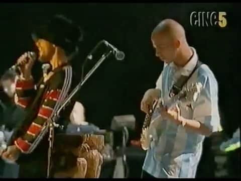 荒井 結生 Yuki Araiのインスタグラム：「「Travelling Without Moving」Jamiroquai (1997) Live in Buenos Aires  言わずと知れた3rdアルバムタイトル曲、爆走ファンクチューン。 そして当たり年の97年、ジェイの動きも一部狂気じみています。 同じ年のPhoenixでのテイクも甲乙付けがたいくらい最高なんですけど、こっちのほうが演奏が荒々しくてゴリゴリ。 なぜかマッチする暴走フルートがたまらなく愛おしく、不可欠。 トリップ→爆発→曲最後のサビの流れは圧巻。」