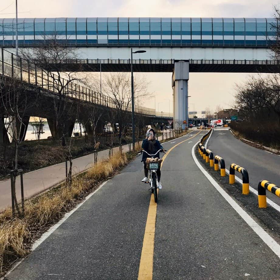 ソヨンのインスタグラム：「🚲 . . . #따릉이 #첫경험 요고요고 재밌는구먼🤟🏻 올때는.... 🚉 지하철...핳」