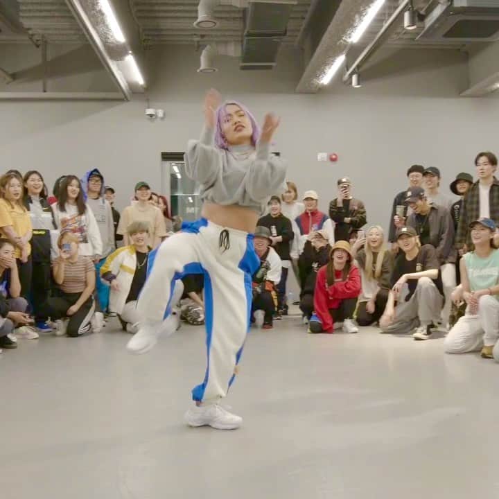 のインスタグラム：「Something Real💙 / @summerwalker @chrisbrownofficial  @1milliondance 🇰🇷🕺 🦋Happy Space🌐🦋」