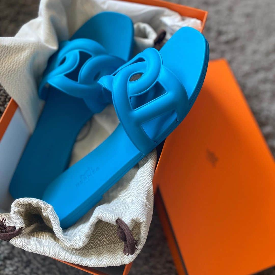 kawakami momokoさんのインスタグラム写真 - (kawakami momokoInstagram)「去年買えなかったけど 今年は買えた @hermes  のビーサン #桃子の爆買い記録  #hermes」2月24日 14時22分 - momoko.kawakami.29