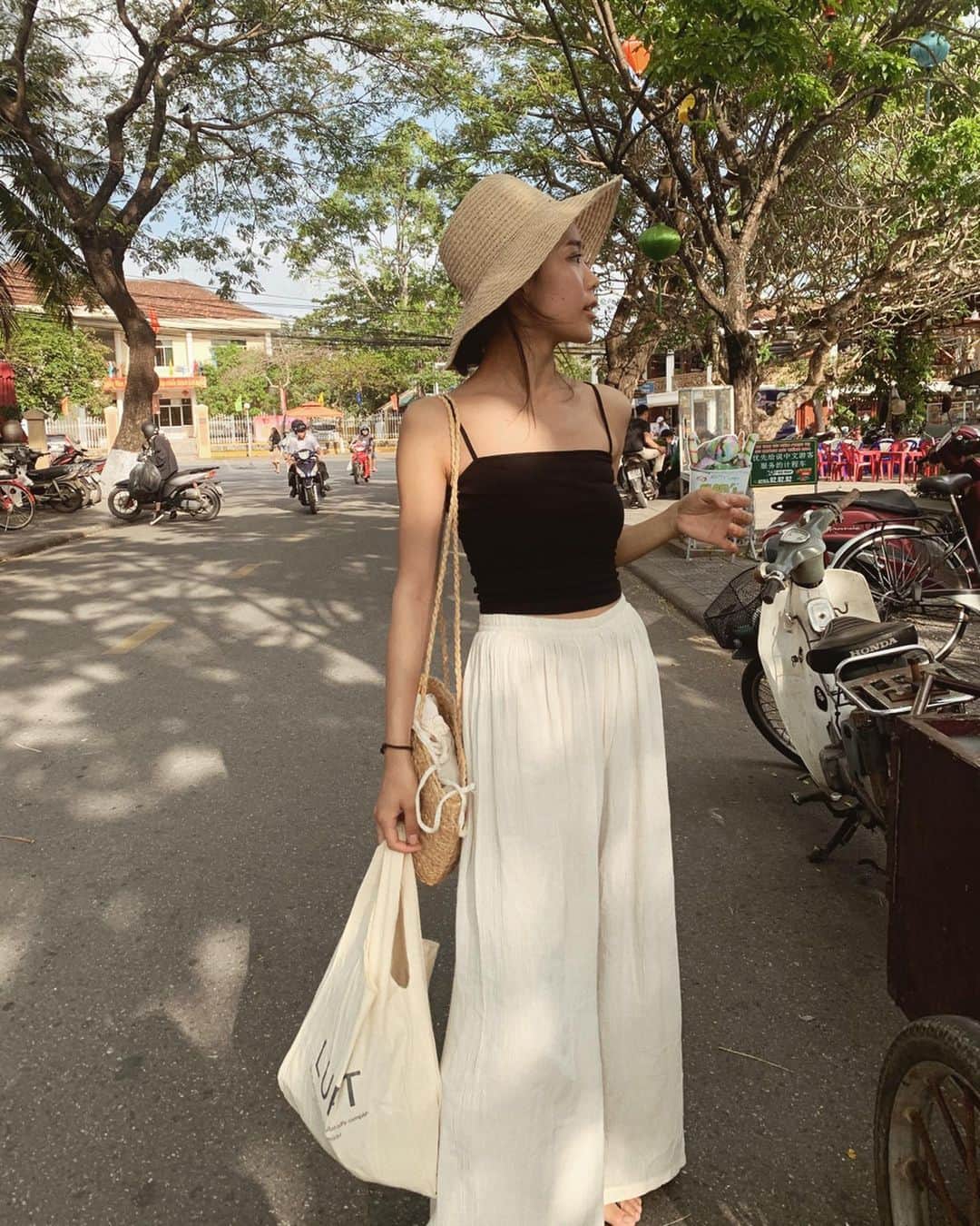 栗山遥さんのインスタグラム写真 - (栗山遥Instagram)「Da Nang🌿 気持ちよい風で 迎えてくれたダナン カラッと暖かくて本当に過ごしやすい♡ 海外でエコバックを使うの、 便利で、ファッションにも馴染む💕☀️ #vietnam#danang#hoian」2月24日 14時16分 - harukakuriyama
