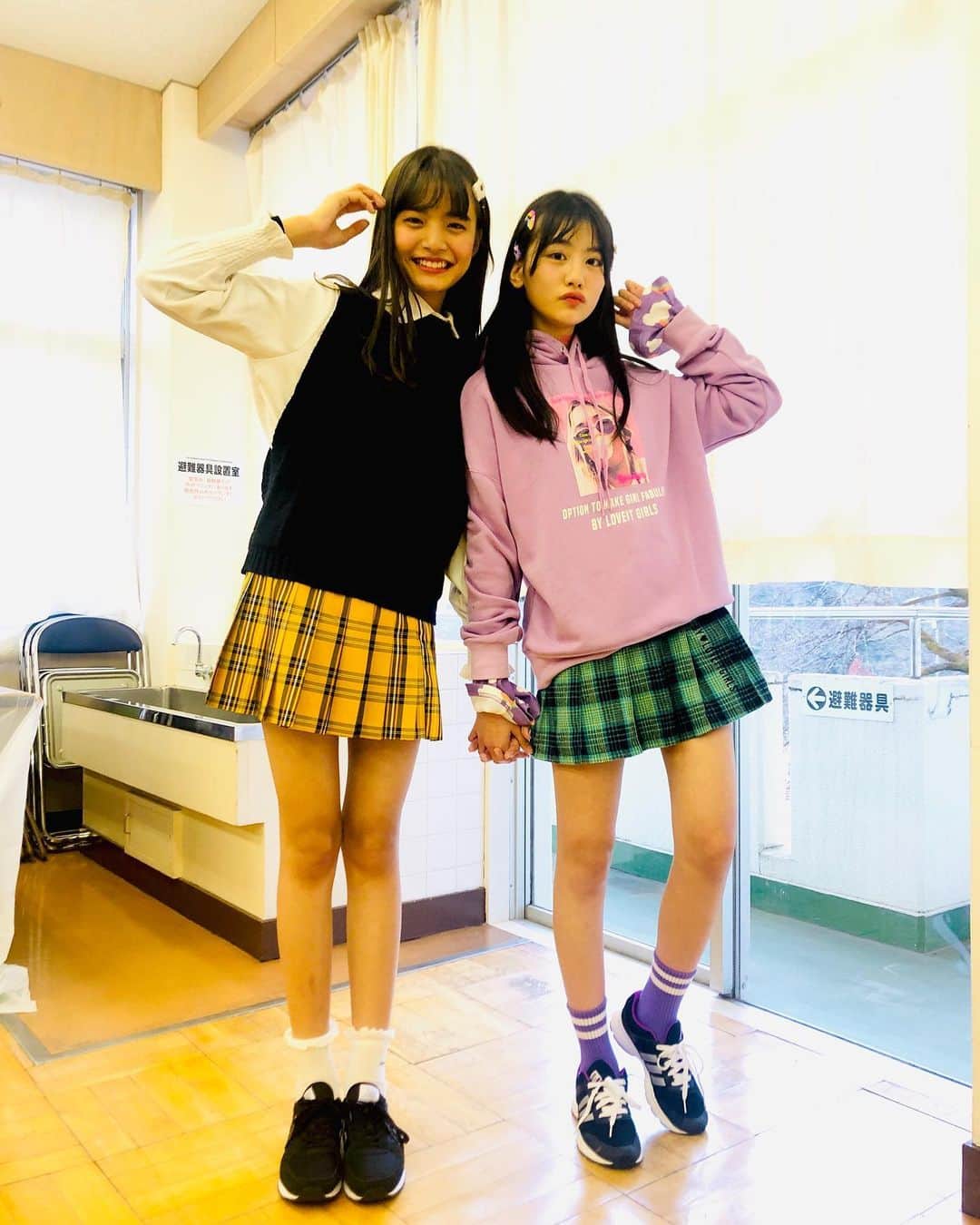 ニコ☆プチのインスタグラム：「💛💚 チェックミニって正義では🤔⁇ . . らぶらぶミヅキルキ🥰 #関谷瑠紀  #美月  #私服だよ👗 #合宿のひとこま  #美脚すぎかて🙋🏻‍♀️」