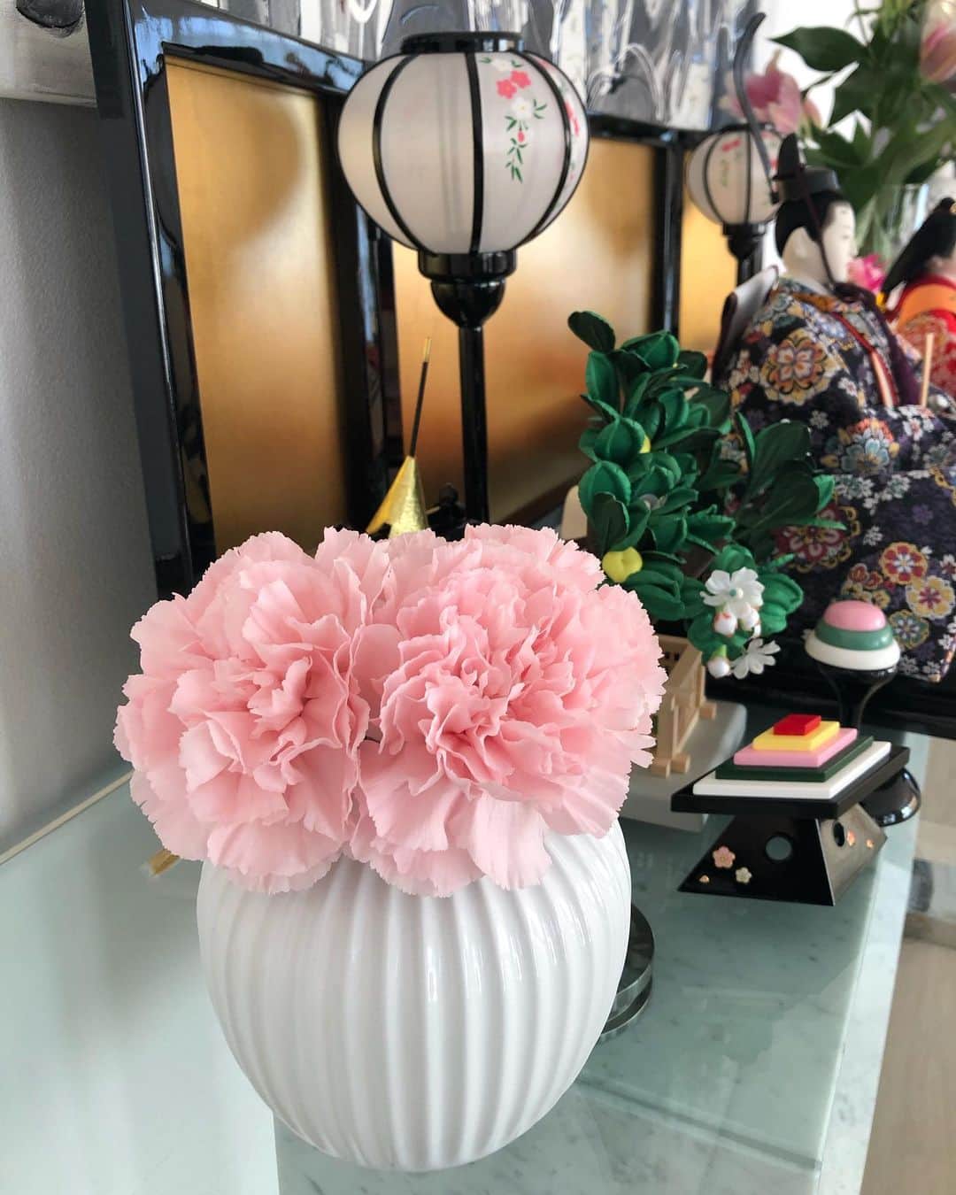 吉原珠央さんのインスタグラム写真 - (吉原珠央Instagram)「春を思わせてくれるピンクカーネーション♫ 3連休はあっという間。眩しいほどの快晴だけど、私はずっと家にいまーす。静かな午後です^_^  #カーネーション #お花のある暮らし  #お花のある生活  #ピンクの花  #家で過ごす  #連休」2月24日 14時34分 - tamaoyoshihara