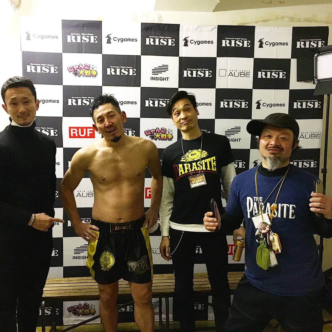 梅野源治のインスタグラム：「@parasite03  昨夜は仲間の試合でした。 結果は判定負け。 でも、気持ちの入ったいい試合だった👊 今大会で一番盛り上がってたんじゃないかな！  仲間はいろいろなことがある中でも最大限に頑張ったと、俺は思ってるしわかってる。  今年、闘病中だったお母さんが亡くなって。 試合の前日にはお父さんや奥さんが病院へ  お母さんはいつも息子の清吾さんや僕の試合を心配してくれて。だけど、一番近くで応援してくれた‼️ #仲間はいろいろある中でも頑張ってた #その姿が最高にかっこよかった  やれることはやった！ ナイスファイト👍  #RISE #西村清吾  清吾さんの人柄でたくさんの人たちも応援に来てた！！ 京都から市川九團次さんが。  ELLEGARDENの高橋さんも。  対戦相手の松倉信太郎選手との試合、AbemaTVで見てあげてください！！ 二人とも最高に気持ちのいい漢&試合だった」