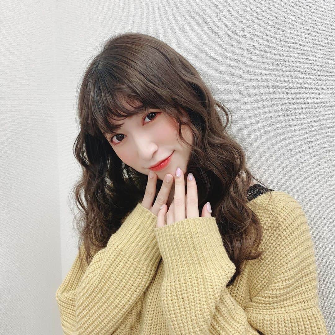 吉田朱里さんのインスタグラム写真 - (吉田朱里Instagram)「普段はゆる巻きやけど今日は しっかりめウェーブ巻きにして 前髪も顔まわりも巻いてもらったよ👩🏼‍🦱👑💕 . アイシャドウもチークもオレンジ系を使うことによって色素薄い感じに見えて可愛いよね🧡🧡 . 髪の色が黒髪からアッシュの 透明感ある感じに変わってきたのでまた違ったメイクを楽しもうと思います💕 . 素敵な1週間をお過ごし下さいませ〜💓💓 . #メイク　#オレンジメイク @bidol_official #秘密のオレンジ」2月24日 14時51分 - _yoshida_akari