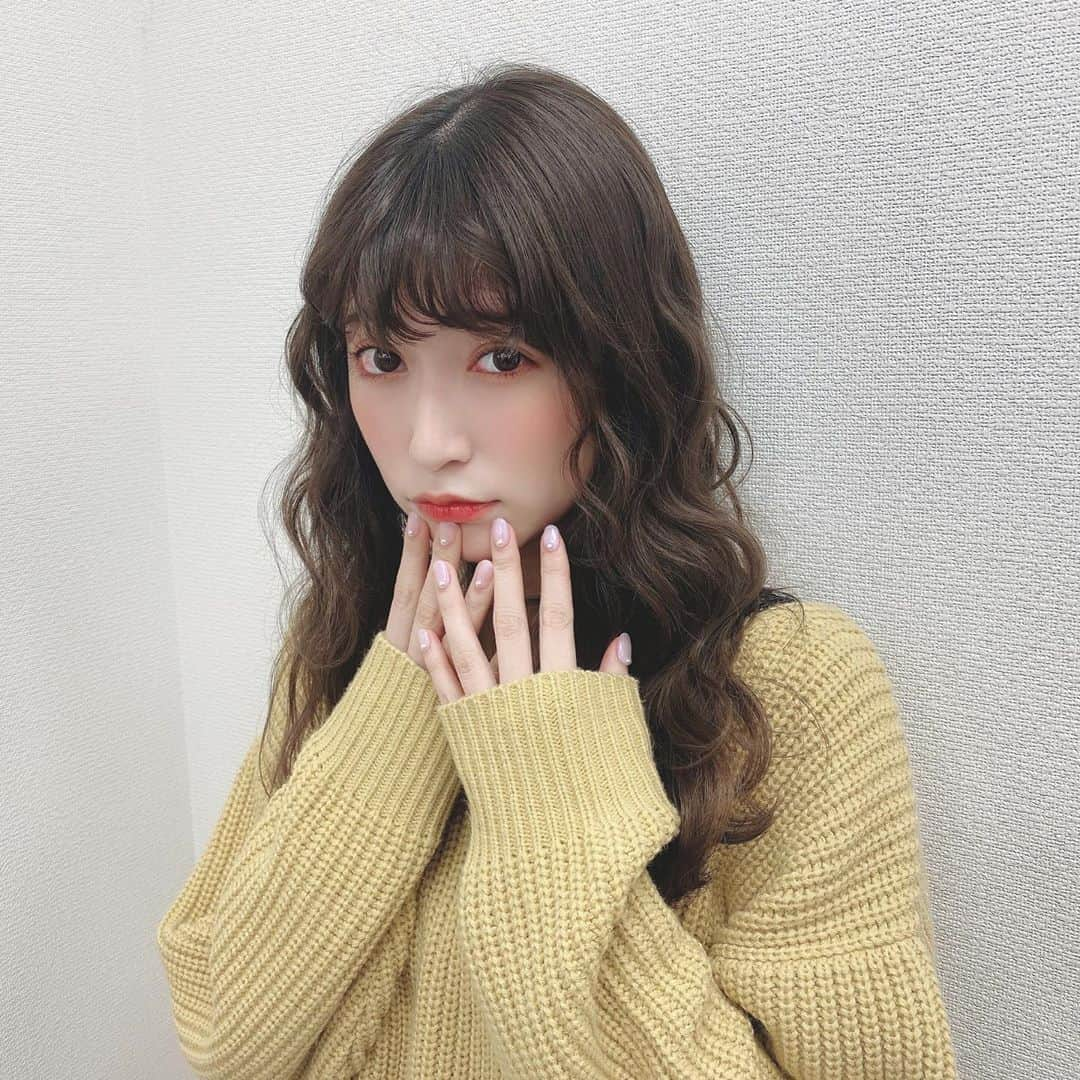 吉田朱里さんのインスタグラム写真 - (吉田朱里Instagram)「普段はゆる巻きやけど今日は しっかりめウェーブ巻きにして 前髪も顔まわりも巻いてもらったよ👩🏼‍🦱👑💕 . アイシャドウもチークもオレンジ系を使うことによって色素薄い感じに見えて可愛いよね🧡🧡 . 髪の色が黒髪からアッシュの 透明感ある感じに変わってきたのでまた違ったメイクを楽しもうと思います💕 . 素敵な1週間をお過ごし下さいませ〜💓💓 . #メイク　#オレンジメイク @bidol_official #秘密のオレンジ」2月24日 14時51分 - _yoshida_akari