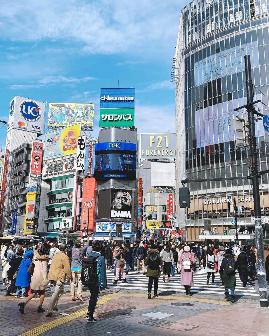 道岡桃子さんのインスタグラム写真 - (道岡桃子Instagram)「着慣れないパーカーを着ています、笑 . 渋谷クロスFM 「笑顔のデザイン」は、西東京市の大人気子ども食堂　おひさまキッチンの近況をうかがいました。 . この日は新型ウイルスの影響か、渋谷も人が少なめでした。（それでも多いけど）司会するイベントも延期になり、凹んでおります…。 . 皆様も健康管理には十分気をつけてくださいね！ 早く不安が払拭されますように。 . #渋谷クロスfm #パーカー女子 #大熊工業 #ラジオパーソナリティー #ラジオ #生放送 #アナウンサー #おひさまキッチン #子ども食堂 #shibuya #tokyo #広報のごうちゃんバースデーでした！#笑顔のデザイン」2月24日 14時53分 - momoko_ana