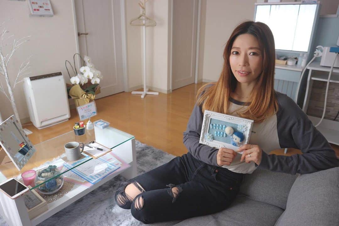 RENA のインスタグラム：「またまたREP本校向かう途中のプライベートサロンでとってもキレイな草加駅から徒歩3分のハイフサロン @watashinohifu_soka に行ってきました❤︎ ． とにかくキレイでくつろげて、8000ショットも15分で終わっちゃう手軽さw ． 主婦や子連れのママさんもここなら安心して通える❤︎ ． 何よりこんな一瞬で変化が分かるなんて感激🔥😭 ． 皆がハイフハイフ言ってる理由が分った笑笑 ． お値段も他店よりリーズナブルで通いやすいし、リピート決定✨ ． ステキなスタッフさんが対応してくれるよ😊✨ ． ． ．  #わたしのハイフ草加 #わたしのハイフ #ハイフ #ハイパーナイフ #セルフハイフ #草加 #美容女子 #オトナ女子 #beauty #hifu #privatesalon」