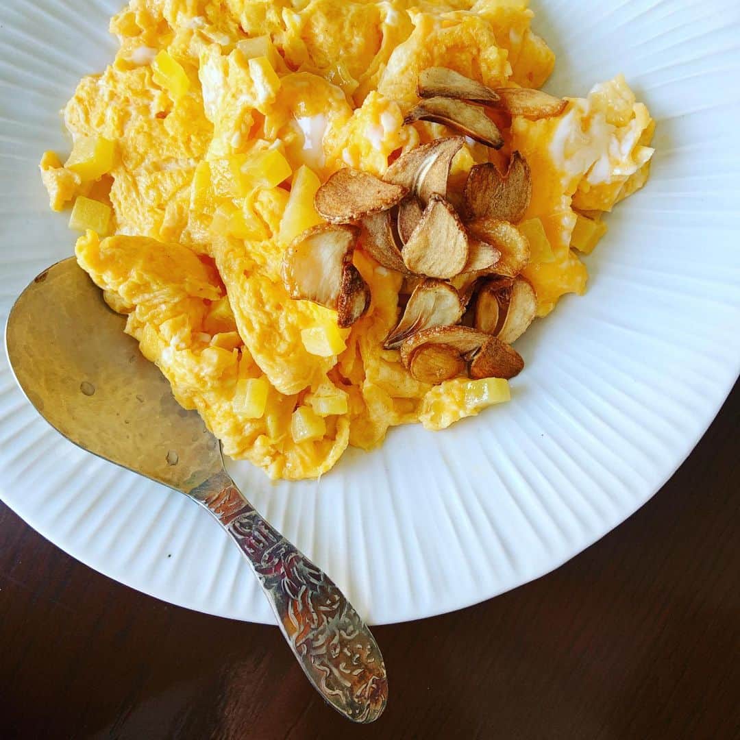 のインスタグラム：「あとはたくあん入り卵焼き。8ミリ角に刻んだたくあん、塩、砂糖少々、胡麻油を加えて溶き混ぜた卵をざっと焼くだけ。仕上げにカリカリに焼いたにんにくチップ。 昔、昔に習った中華料理。 #たくあん卵焼き  #ごはんによく合う」