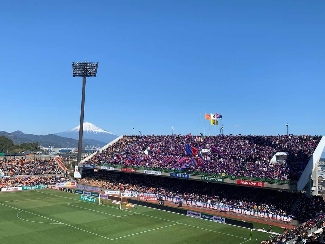 石川直宏さんのインスタグラム写真 - (石川直宏Instagram)「2020シーズンJ1リーグ開幕✨  難しい試合展開の中、交代メンバー含め皆で流れを引き寄せて結果に繋げ勝利🙌  思ったよりピッチでも風が強そうだった。芝も素晴らしい状態だったけど、水を撒いてボールが伸びるところもあれば、芝に引っかかってしまうところもあって苦労しているように見えました。  俺の場合、パスの出し手としても受け手としても風下の方がコントロールしやすい。 前半は特に風に流れてラインを割ってしまう場面もあったので、後半は風下を活かせるんじゃないかと。  得点シーンの互いの関係性・連動、ゴールへ向かう迫力と素晴らしかった✨  頂点へ向かって素晴らしいスタート出来ました🤝  行き4時間、帰り5時間の渋滞以外は🚙🚗💨😩 . 吉本、択生、焦らず怪我治して！！ マコ、うち以外の試合で頑張れっ！ . #明治安田生命J1リーグ #jleague #Jリーグ #DAZN #開幕戦 #清水エスパルス 戦 #fctokyo #FC東京 #tokyo #blueandred #青赤魂 #FC東京ファミリー #一体感 #youllneverwalkalone #YNWA #fctokyoclubcommunicator  #FC東京クラブコミュニケーター #CC #日本一 の #富士山 #頂点 へ」2月24日 15時02分 - sgss.18