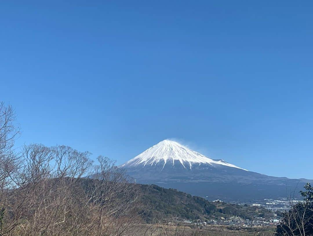 石川直宏さんのインスタグラム写真 - (石川直宏Instagram)「2020シーズンJ1リーグ開幕✨  難しい試合展開の中、交代メンバー含め皆で流れを引き寄せて結果に繋げ勝利🙌  思ったよりピッチでも風が強そうだった。芝も素晴らしい状態だったけど、水を撒いてボールが伸びるところもあれば、芝に引っかかってしまうところもあって苦労しているように見えました。  俺の場合、パスの出し手としても受け手としても風下の方がコントロールしやすい。 前半は特に風に流れてラインを割ってしまう場面もあったので、後半は風下を活かせるんじゃないかと。  得点シーンの互いの関係性・連動、ゴールへ向かう迫力と素晴らしかった✨  頂点へ向かって素晴らしいスタート出来ました🤝  行き4時間、帰り5時間の渋滞以外は🚙🚗💨😩 . 吉本、択生、焦らず怪我治して！！ マコ、うち以外の試合で頑張れっ！ . #明治安田生命J1リーグ #jleague #Jリーグ #DAZN #開幕戦 #清水エスパルス 戦 #fctokyo #FC東京 #tokyo #blueandred #青赤魂 #FC東京ファミリー #一体感 #youllneverwalkalone #YNWA #fctokyoclubcommunicator  #FC東京クラブコミュニケーター #CC #日本一 の #富士山 #頂点 へ」2月24日 15時02分 - sgss.18