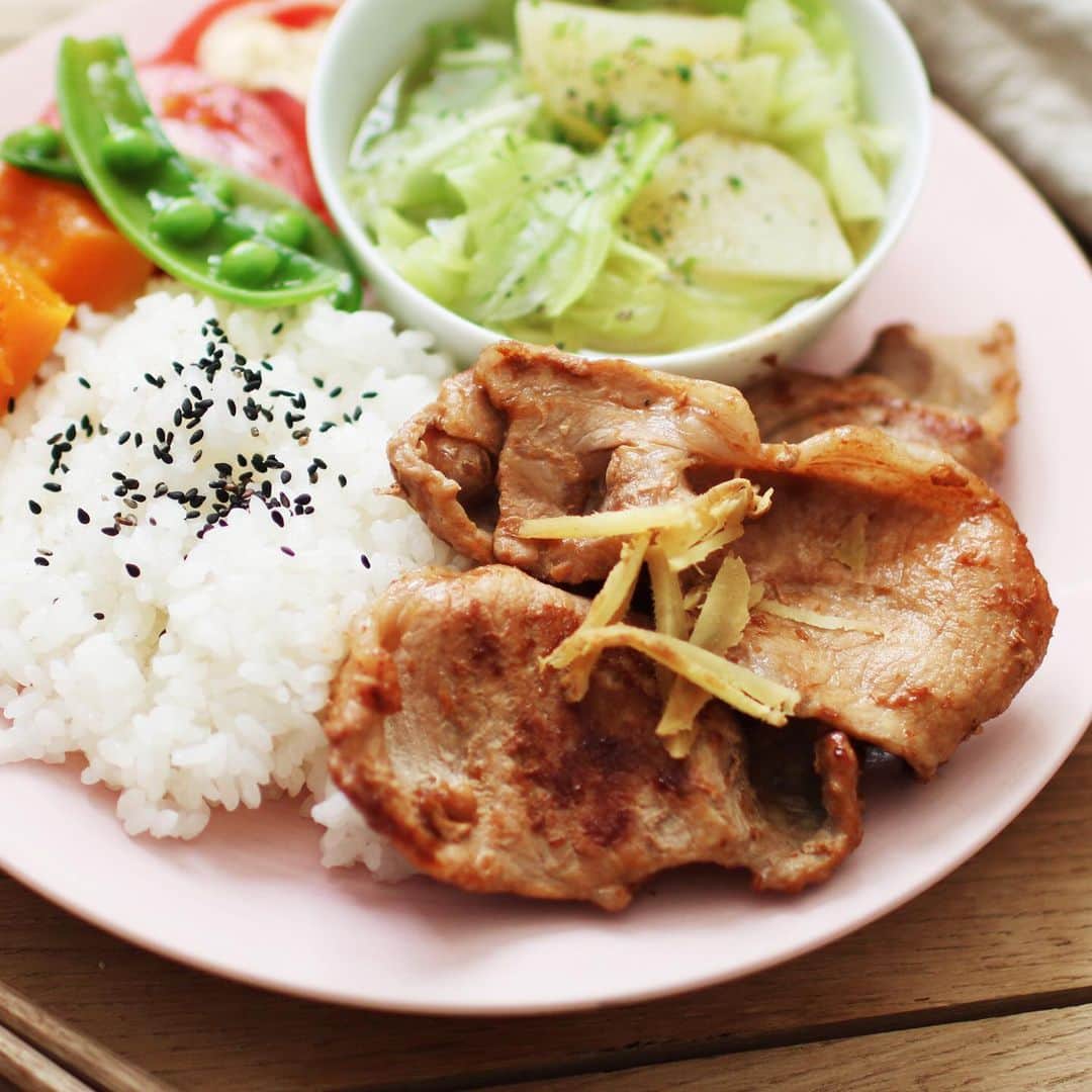 utoshさんのインスタグラム写真 - (utoshInstagram)「Japanese meal. ワンプレートな #毎日の一汁二菜 SOROIの器で生姜焼きワンプレート。@soroi_jp 春キャベツのスープがポイント。緑の色がきれいに出るのが春っぽい。 生姜焼きってしょう油と生姜だけで簡単に作れるのがいい。あまり手をかけない簡単ワンプレートです。 . . 主菜・生姜焼き 副菜・トマト、カボチャ煮 汁物・春キャベツのじゃがいもスープ 飯物・白米 . . 一汁二菜を食卓に！そして副菜から食べてベジファースト #先ベジ作り置き を取り入れて！ . . 使ってるお皿はSOROI @soroi_jp のUSURAI。パスタやワンプレートなど、主菜の乗せるのにぴったりな大きさのお皿です。 @chips_inc にて発売してます。 . . ぜひ作ってみてくださいね。 No local No food おいしく楽しく！ . . #一汁二菜ワンプレート #ワンプレート #献立 #今日の一汁二菜 #とりあえず野菜食 #一汁野菜食 #一汁二菜 . #ellegourmet#lunch#brunch#breakfast#foodporn#instagramjapan#vsco#IGersJP#onthetable#ランチ#おうちカフェ#うちごはん#暮らし#フーディーテーブル #cooking #おうちごはん#朝ごはん#japanesebreakfast」2月24日 15時03分 - utosh