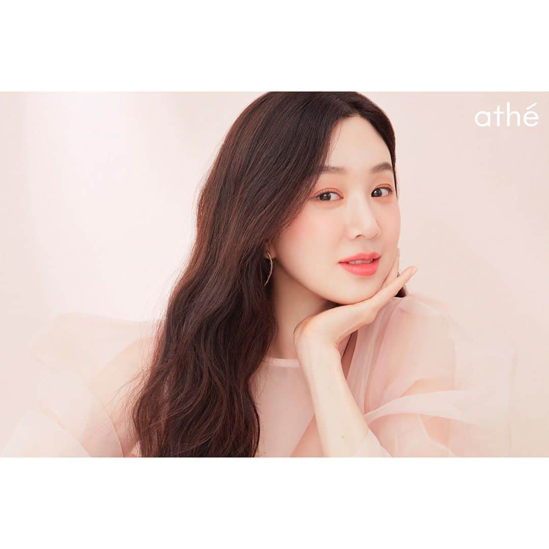 チョン・リョウォンさんのインスタグラム写真 - (チョン・リョウォンInstagram)「. athé for spring🌸 . makeup- @___nomakeup  hair- @soonsoo1234  styling- @stylist_eel .🌷🌸🌺 @athe.official」2月24日 15時14分 - yoanaloves