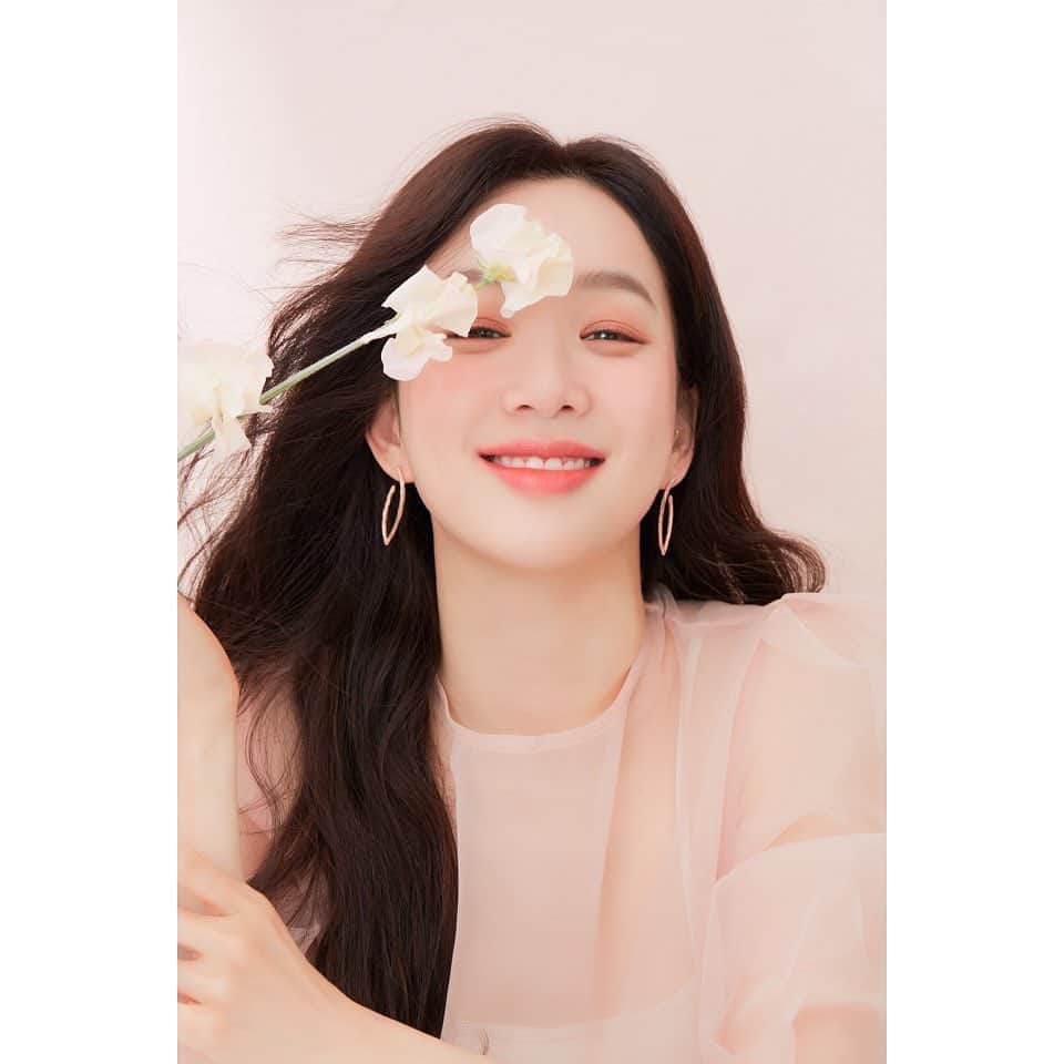チョン・リョウォンのインスタグラム：「. athé for spring🌸 . makeup- @___nomakeup  hair- @soonsoo1234  styling- @stylist_eel .🌷🌸🌺 @athe.official」