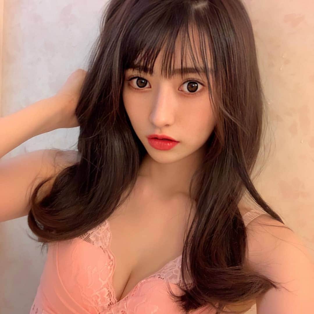 p-grandi☆育乳マッサージのバストアップ専門店のインスタグラム：「. タレントとしてご活躍中の♡ 莉音様にご来店頂きました❗ @ree_mero_official . ご来店ありがとうございました🙇 . . #repost @ree_mero_official via @PhotoAroundApp @pgrandi_official  ㅤㅤㅤㅤㅤㅤㅤㅤㅤㅤㅤㅤ 育乳マッサージをうけてきましたー！💓 前から定期的に通ってたんだー☺︎ ちょっとお休みしてたんだけど最近また自分の中の育乳ブームがきてるから久しぶりに予約とったの😋👙ㅤㅤㅤㅤㅤㅤㅤㅤㅤㅤㅤㅤㅤ 背中と二の腕のお肉を胸に流してくれるから二の腕も背中もスッキリするしバストアップもするから一石二鳥🤩ㅤㅤㅤㅤㅤㅤㅤㅤㅤㅤㅤㅤㅤ 施術後のふわふわバストが実感できるから毎回感動する😂 ㅤㅤㅤㅤㅤㅤㅤㅤㅤㅤㅤㅤㅤㅤㅤㅤㅤㅤㅤㅤㅤㅤ いつも使ってるナイトブラのピンクもゲットしたよん🙆‍♀ お気に入りで気付いたら何気に6個目😂😂笑️ㅤㅤㅤㅤㅤㅤㅤㅤㅤㅤㅤ ネイビーも欲しいな〜💓 . . #pGrandi #育乳 #バスト #バストアップ」