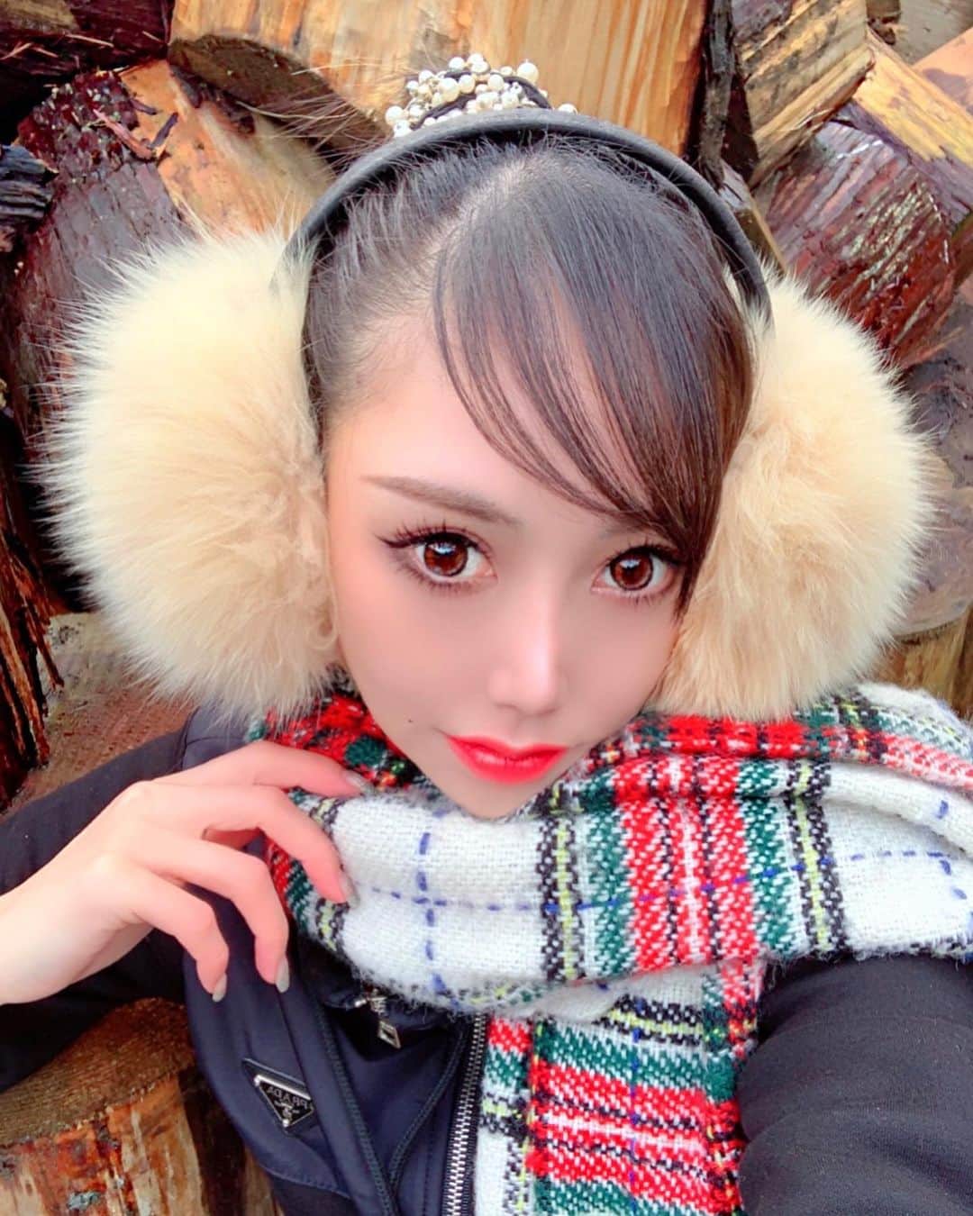 のインスタグラム：「薪に囲まれる百合譁ww❤️ ﻿ ﻿ ずっと前に発見して気になってた美山鹿の全身白骨を近くまで見に行ってきました🦌💕 ﻿ ﻿ ダムに阻まれて残念ながら角の収集は出来なかったけど、こんなに綺麗な状態の骨はなかなかお目にかかれないので貴重な体験🦴✨🦴✨🦴 ﻿ ﻿ 猟へ来る度に大自然に関しての様々な事をお勉強させて貰えるので、狩猟制限が解除されて早く猟が再開出来ると嬉しいな🥰﻿ ﻿ #京都﻿ #美山﻿ #hunting ﻿ #狩猟﻿ #hunter ﻿ #猟師﻿ #狩猟女子 ﻿ #猟犬﻿ #plothound ﻿ #プロットハウンド ﻿ #鹿の骨﻿ #全身白骨﻿ #白骨﻿ #角﻿ #ダム﻿ #一網打尽﻿」