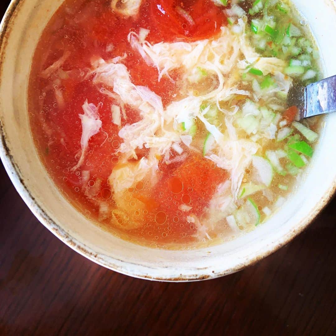 のインスタグラム：「スープはトマトと溶き卵で。あっさりおいしい。スープの素を加える前の湯でトマトの湯むきをすれば簡単。」