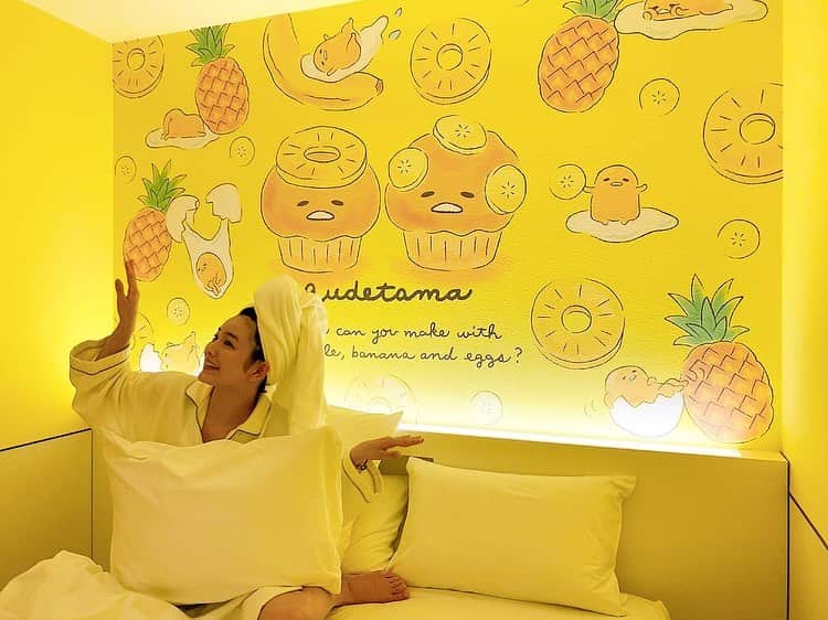富久美玲のインスタグラム：「_ . 念願のぐでたまのホテルに宿泊🥺❤️🍳 . #ホテル沖縄withサンリオキャラクターズ#hotel#ぐでたまルーム#沖縄#誕生日旅行#ぐでたま#gudetama#sanrio」