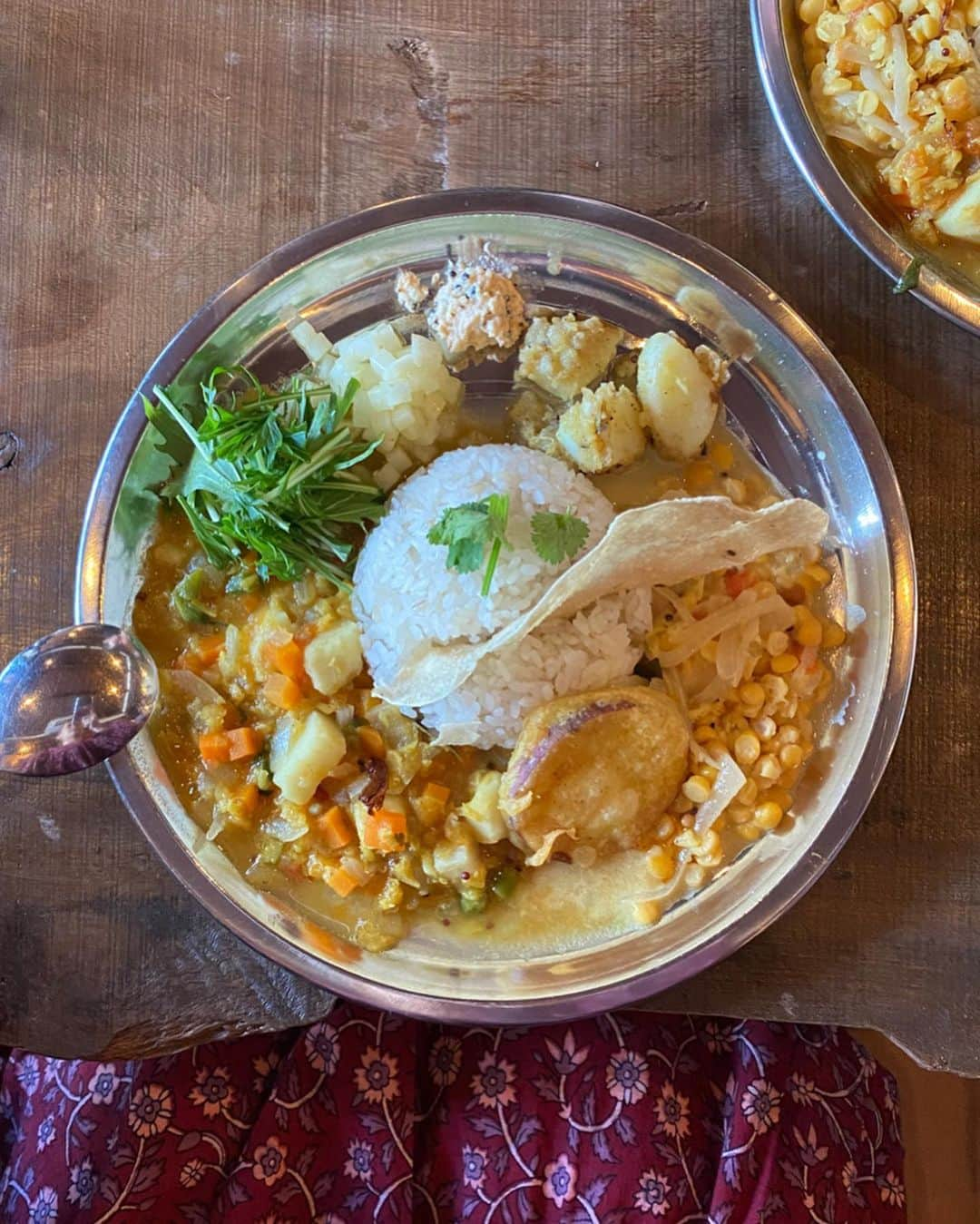 柴田紗希さんのインスタグラム写真 - (柴田紗希Instagram)「愛知県常滑市 vegan curry が食べれるお店。 「om om om」 ちなみにvegan cakeも並んでおりました♡ 店内は古民家を改装して作られていてほっこり(常滑市は古民家のお店率かなり高くておすすめすぎる。) スリランカカレーだよ🇱🇰🍛 あと、店主の奥様はヨガをやっていて二階で教室も開いているんだとか。。。 やっぱりヨガの先生って身体の内側から出る素敵さがあるんだよなぁ笑顔輝きすぎていた！ (最近立て続けにヨガの先生に会っているんだ不思議🌻🧘‍♀️) また行きたいでございます♡ パニ教えてくれてありがとう！ #愛知県常滑市 #常滑　#vegan #curry  #yoga」2月24日 15時30分 - shibasaaki