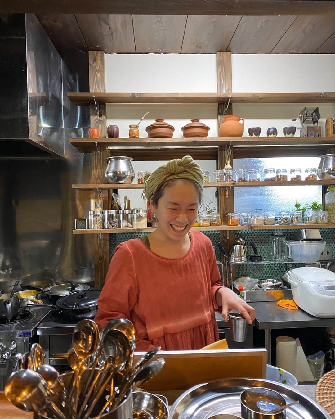 柴田紗希さんのインスタグラム写真 - (柴田紗希Instagram)「愛知県常滑市 vegan curry が食べれるお店。 「om om om」 ちなみにvegan cakeも並んでおりました♡ 店内は古民家を改装して作られていてほっこり(常滑市は古民家のお店率かなり高くておすすめすぎる。) スリランカカレーだよ🇱🇰🍛 あと、店主の奥様はヨガをやっていて二階で教室も開いているんだとか。。。 やっぱりヨガの先生って身体の内側から出る素敵さがあるんだよなぁ笑顔輝きすぎていた！ (最近立て続けにヨガの先生に会っているんだ不思議🌻🧘‍♀️) また行きたいでございます♡ パニ教えてくれてありがとう！ #愛知県常滑市 #常滑　#vegan #curry  #yoga」2月24日 15時30分 - shibasaaki