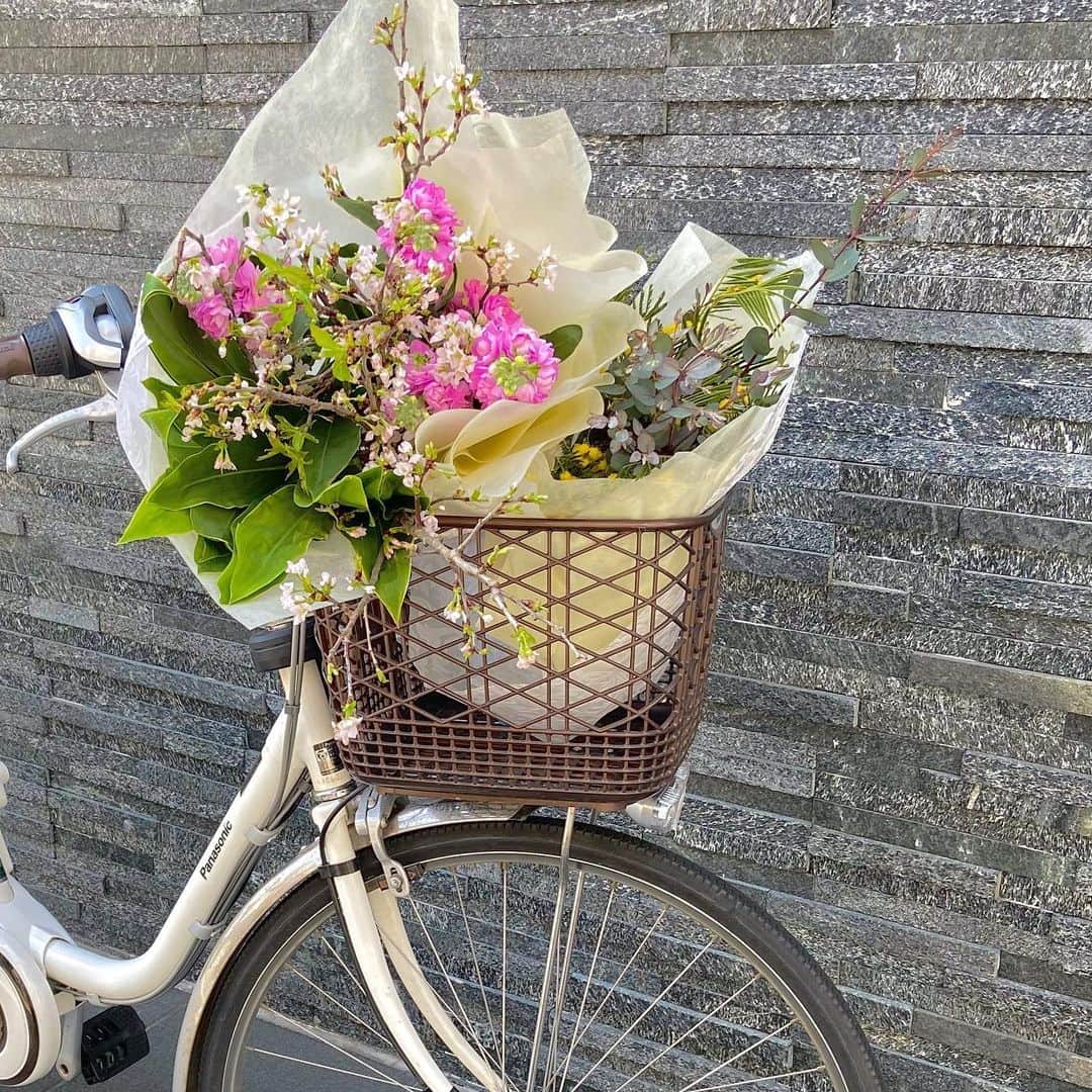 杉下理世のインスタグラム：「🚲でお花🌼を運んでた日🌸 すごく可愛い感じになってた☺️💓 春色の自転車🚲🌸 #花束 #自転車 #フラワーアレンジメント #花屋 #flower #flowershop #flowerdesign #flowerdesigner #フラワーデザイナー #フラワーギフト」