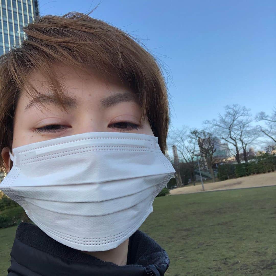滝沢ななえさんのインスタグラム写真 - (滝沢ななえInstagram)「すっごい晴れた日のすがすがしい朝。 この前友達と幸せとはなんぞやーって 話になったんだけど 何を持って幸せかは 人によって違うから 幸せの定義なんてないよね。 ・ 仕事してる時が幸せ？ お金持ちになることが幸せ？ 家族といる時間が幸せ？ 彼氏・彼女とのデートの時間が幸せ？ 一人で過ごすひと時が幸せ？ 動物と戯れてるのが幸せ？ ・ 異性を好きになる人が多いとは思うけど 私は同性を好きになります。 それでも不幸だ… なんて思った事はなくて 我ながら良い人生を送っているなと思う！ ・ 決して裕福な家庭に 生まれ育った訳ではなく 母一人、子ども5人という 生まれた時から競争社会（笑） 貧乏大家族だったからこそ 今小さな事が幸せに感じられるのかな〜 親孝行せねば、、、！ ・ みなさんが思う幸せとはなんですか？(^^) 急に何！w まとまりの無い文章になってしまった。  #幸せとは #幸せとはなんぞや #LGBT #セクマイ #セクシャルマイノリティ #レズビアン #滝沢ななえ」2月24日 15時46分 - nanaetakizawa