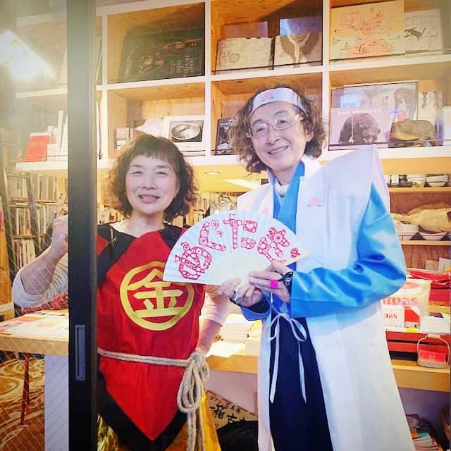 安珠さんのインスタグラム写真 - (安珠Instagram)「写真集食堂めぐたま６周年大パーティー🎉﻿ ﻿ お祝いは飯沢さんリクエストの我写真集「眠らない夢」﻿ 「Invisible Kyoto」図録もね📚﻿ ﻿ めぐさん、トキタマさん、飯沢さん﻿ コスプレの替え歌和む〜☺️﻿ ﻿ 美味しくて居心地良すぎのめぐたまです😍﻿ おめでとうございました㊗️﻿ ﻿ http://megutama.com﻿ #写真集食堂めぐたま  #めぐたま #眠らない夢 ﻿ ﻿」2月24日 15時56分 - anjuphotographer