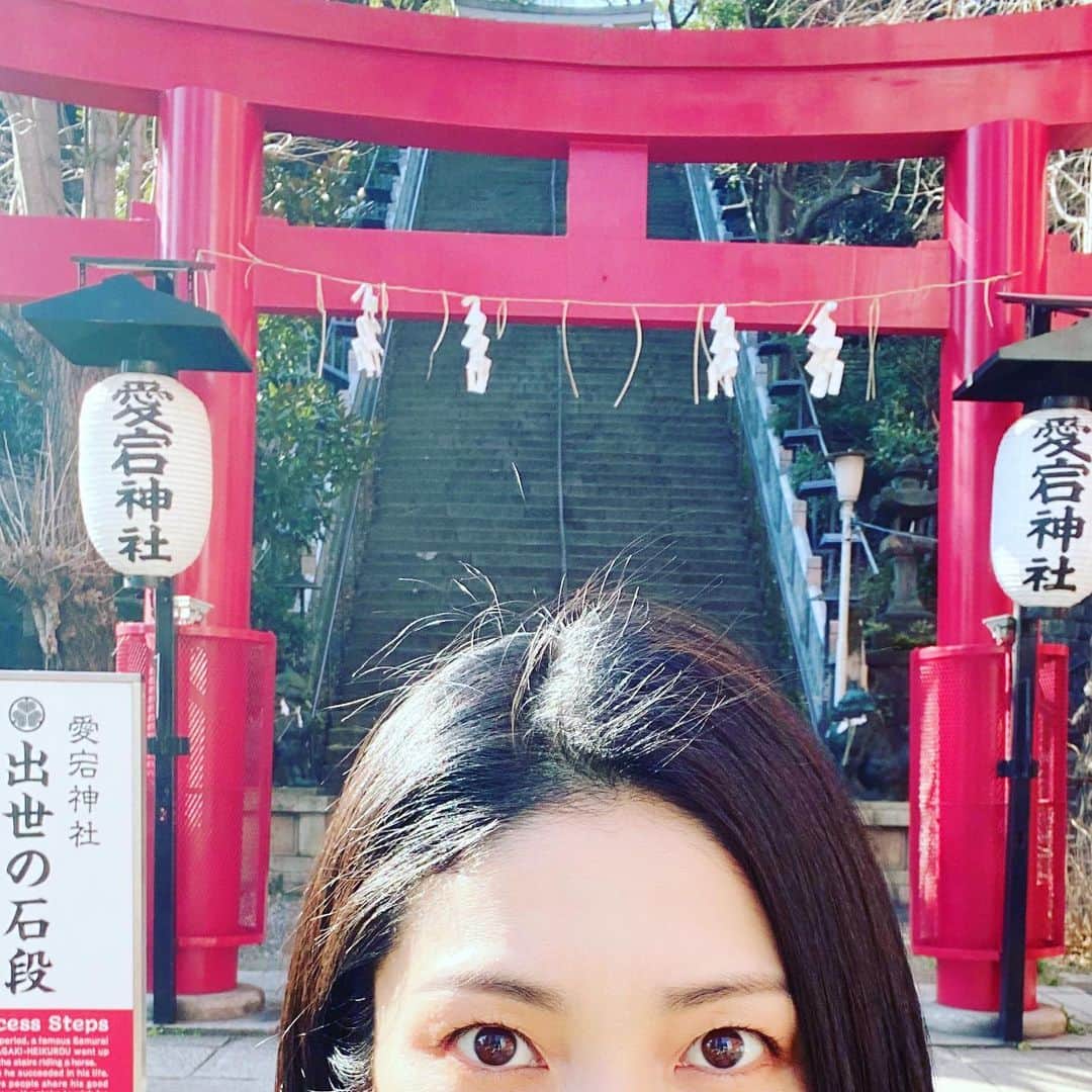 奥田恵梨華さんのインスタグラム写真 - (奥田恵梨華Instagram)「#東京タワー #愛宕神社 #出世の石段  #御成門 たまたま近くに行ったので愛宕神社にお参りしたよ。 しかしこの出世の石段とやら！！！ ものすごく急で！恐怖だったし息は切れたし。出世するのも楽じゃないですよね🍵 東京タワーの向こうに沈み行く太陽、なんかよかった。」2月24日 16時07分 - erikaokuda_official