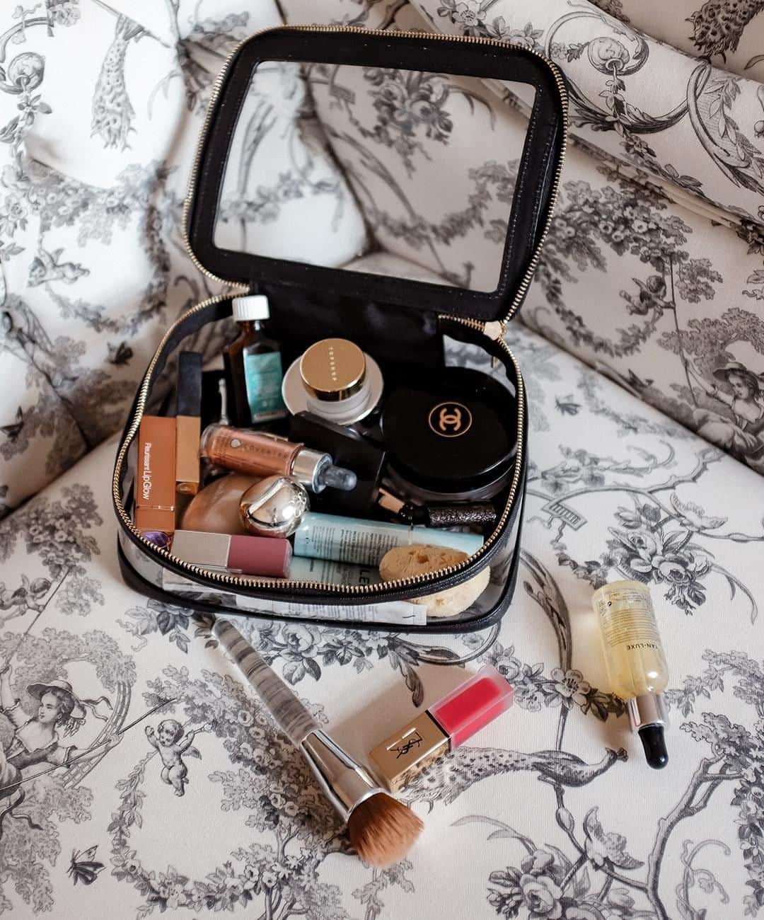 アクセサライズのインスタグラム：「A clear outlook on a new week! 📷: @naaomiross 🔍: Makeup case - Available in store  #Accessorize #Accessorizer」