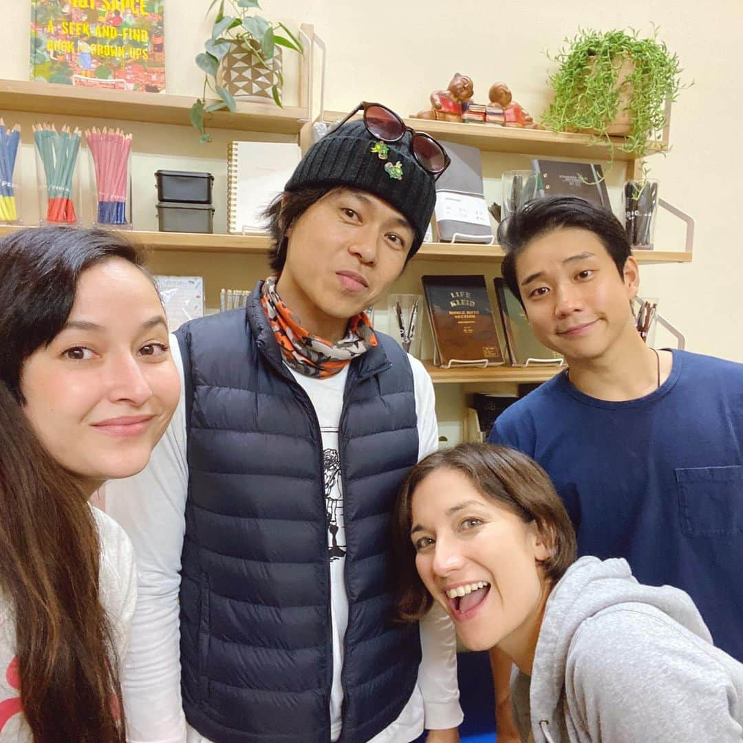 フリーディアさんのインスタグラム写真 - (フリーディアInstagram)「Oh what a night! Such a memorable one✨ HUGE thank you to @katmcdowell + @edenkai_official + @masakik for performing tonight at our store @paperpleaseshop Had the most fun watching you guys play 🎶 Hope we get to have you guys back again! #paperpleaseshop #chinatown #chinatownla #losangeles * * * なんて夜だ！ こんな素敵な思い出に残るもの✨大きな感謝の気持ちです　@katmcdowell + @edenkai_official + @masakik うちらのショップで演奏してくれて楽しすぎたよ〜@paperpleaseshop また来てね♥️ #happygirl #memorablenight #toomuchfun #sogood #katmcdowell #edenkai #terracehouse #alohastate #edenkaiファンと繋がりたい」2月24日 16時03分 - friediamn