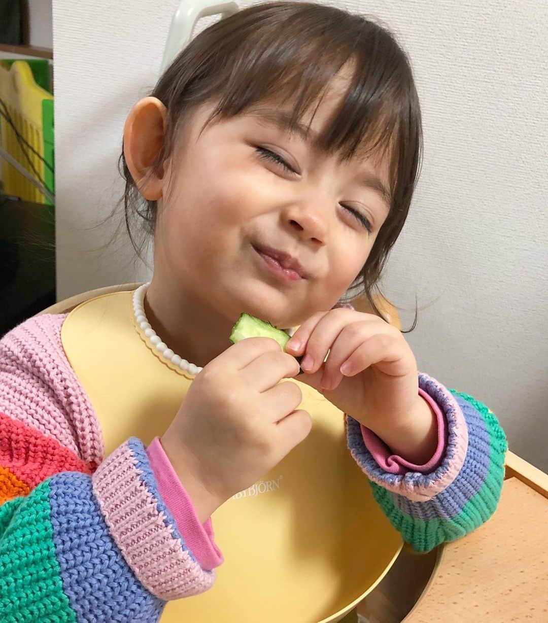 のインスタグラム：「ブロッコリーも好きだけど、キュウリも同じくらい大好きな瑠花るか丸🥒 鶴瓶さんみたいなニッコリ顔で、幸せそうに食べてました😂✨ Happy cucumber face! #cucumber#vegetables#yummy#snack#kid#justbaby#cute#smile#happy#love#キュウリ#野菜#ニッコリ#笑顔##子供#育児#子育て#親バカ部#ベビフル#ママリ#コドモノ」