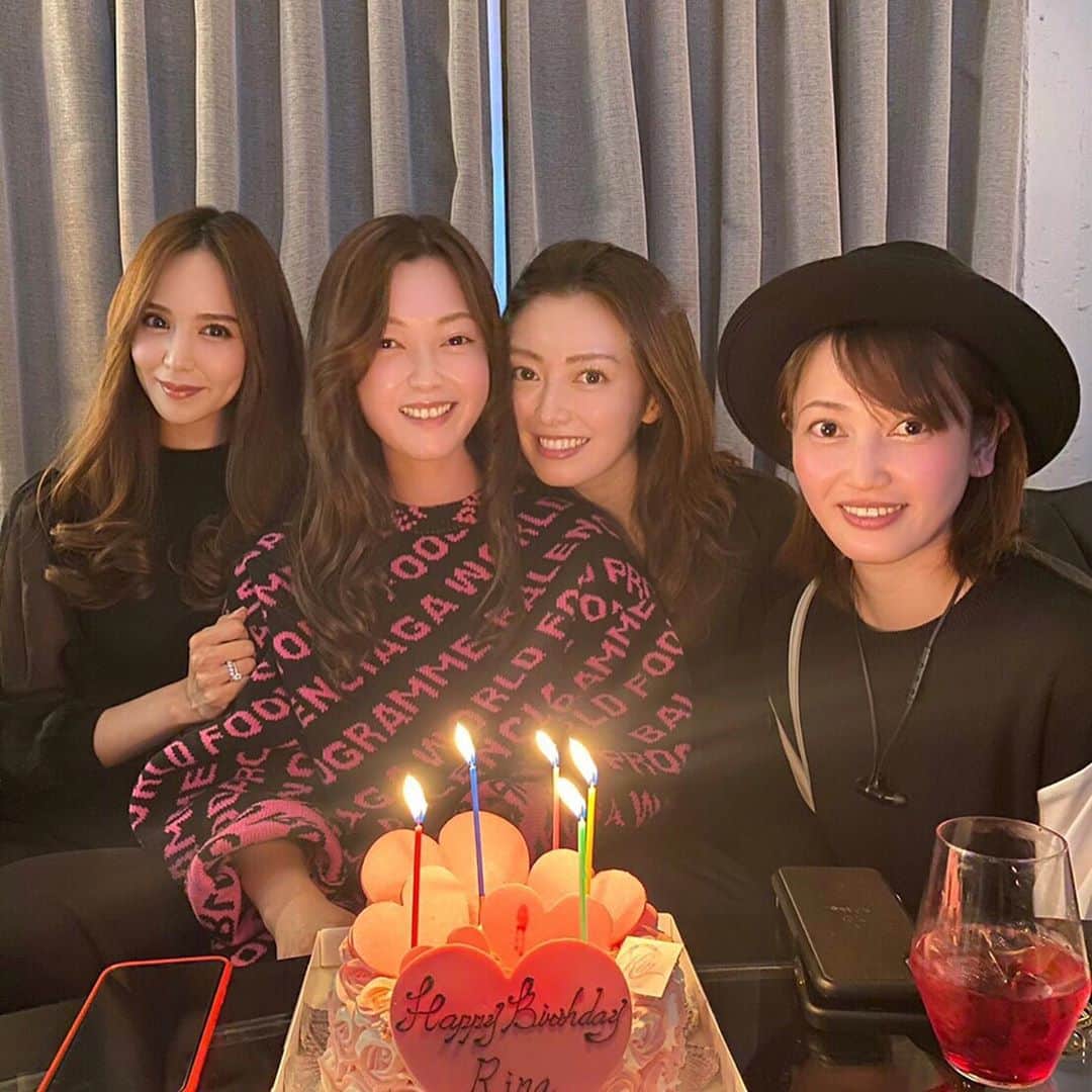 山下莉奈さんのインスタグラム写真 - (山下莉奈Instagram)「BEST FRIEND FOREVER ❤️ 皆優しくて大好き😭❤️ 美女に囲まれてお誕生日を迎えられて幸先良さそうな32歳のはじまりっ😋💕💕 ありがとう❤️」2月24日 16時15分 - rinayamashita