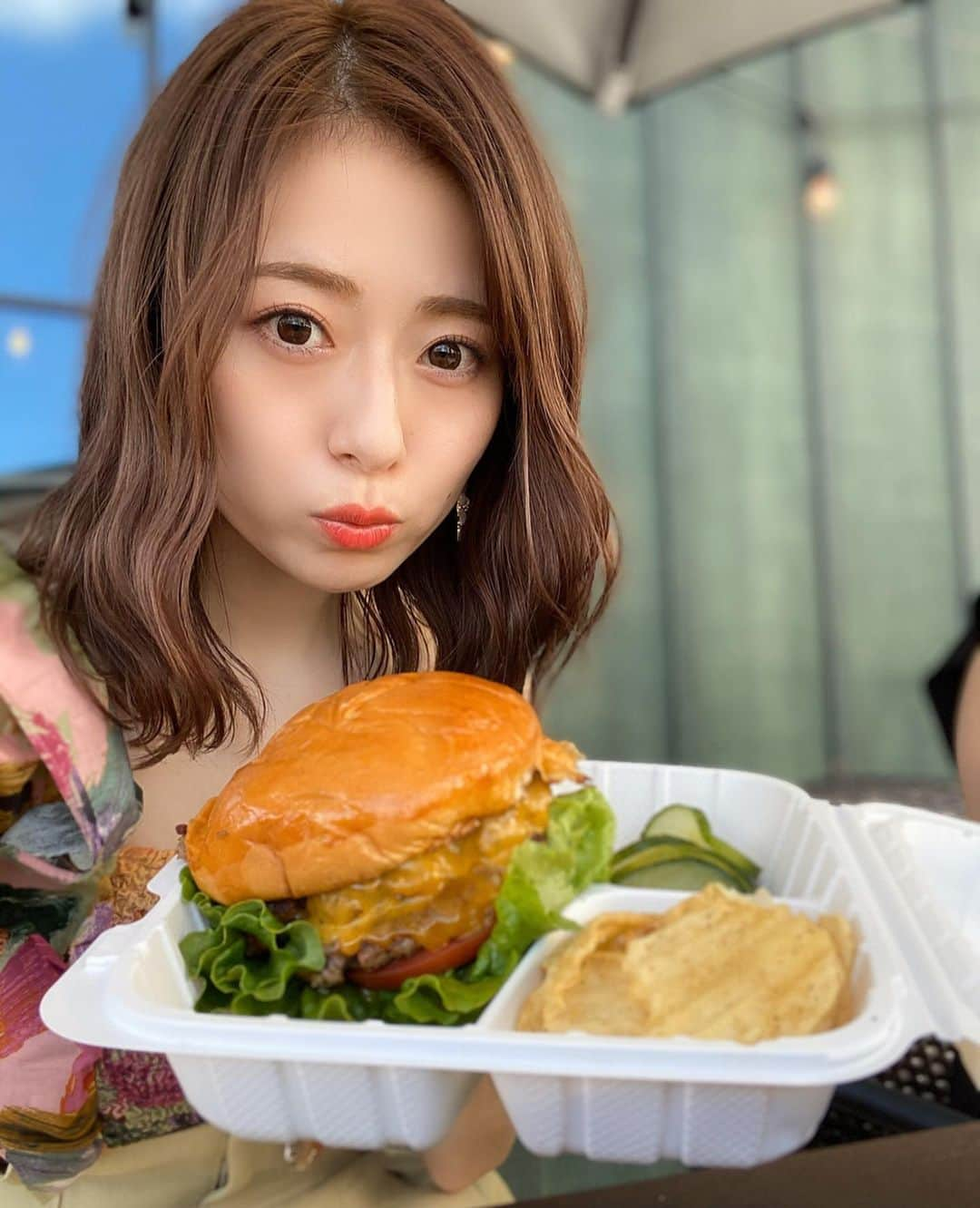 黒坂優香子さんのインスタグラム写真 - (黒坂優香子Instagram)「🍔 ・ ・ カカアコのSALTにある お肉屋さんの「BUTCHER & BIRD」 ・ ボリューミーなハンバーガー美味しかったなぁ🍔❣️ 普段はあまりジャンクなものは食べないようにしてるけど、ハワイに行くと絶対食べちゃう🤤♡ ・ ・ SALTには色んなショップやカフェがたくさんあって楽しかったなぁ❣️ また行きたい✨ ・ ・ #hawaii #bucherandbird #ハンバーガー　#ここで食べて行きますって言ったけど　#お持ち帰りセットが出てきた笑 #それもまた思い出♡ #母娘旅」2月24日 16時10分 - yukakokurosaka0606