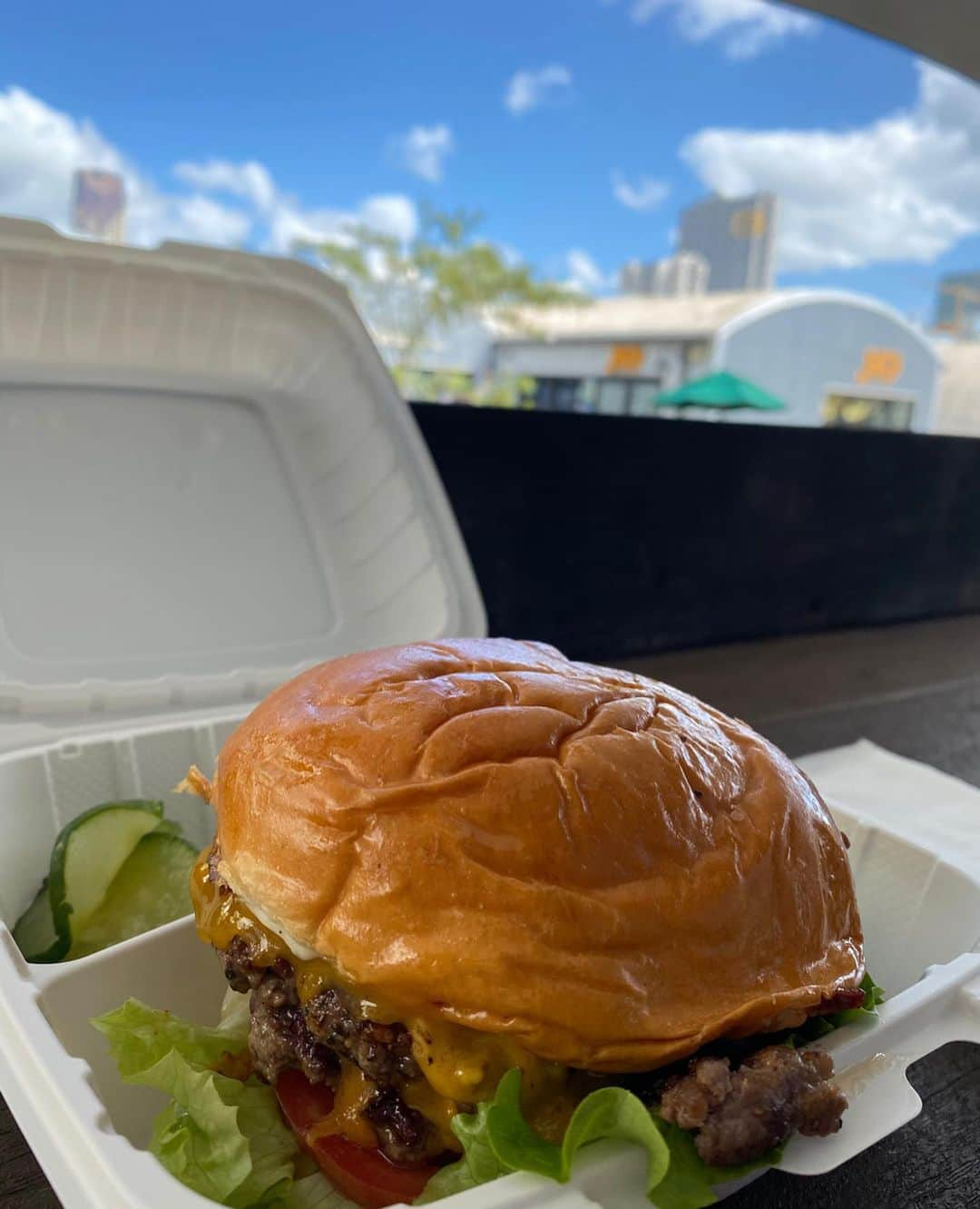 黒坂優香子さんのインスタグラム写真 - (黒坂優香子Instagram)「🍔 ・ ・ カカアコのSALTにある お肉屋さんの「BUTCHER & BIRD」 ・ ボリューミーなハンバーガー美味しかったなぁ🍔❣️ 普段はあまりジャンクなものは食べないようにしてるけど、ハワイに行くと絶対食べちゃう🤤♡ ・ ・ SALTには色んなショップやカフェがたくさんあって楽しかったなぁ❣️ また行きたい✨ ・ ・ #hawaii #bucherandbird #ハンバーガー　#ここで食べて行きますって言ったけど　#お持ち帰りセットが出てきた笑 #それもまた思い出♡ #母娘旅」2月24日 16時10分 - yukakokurosaka0606